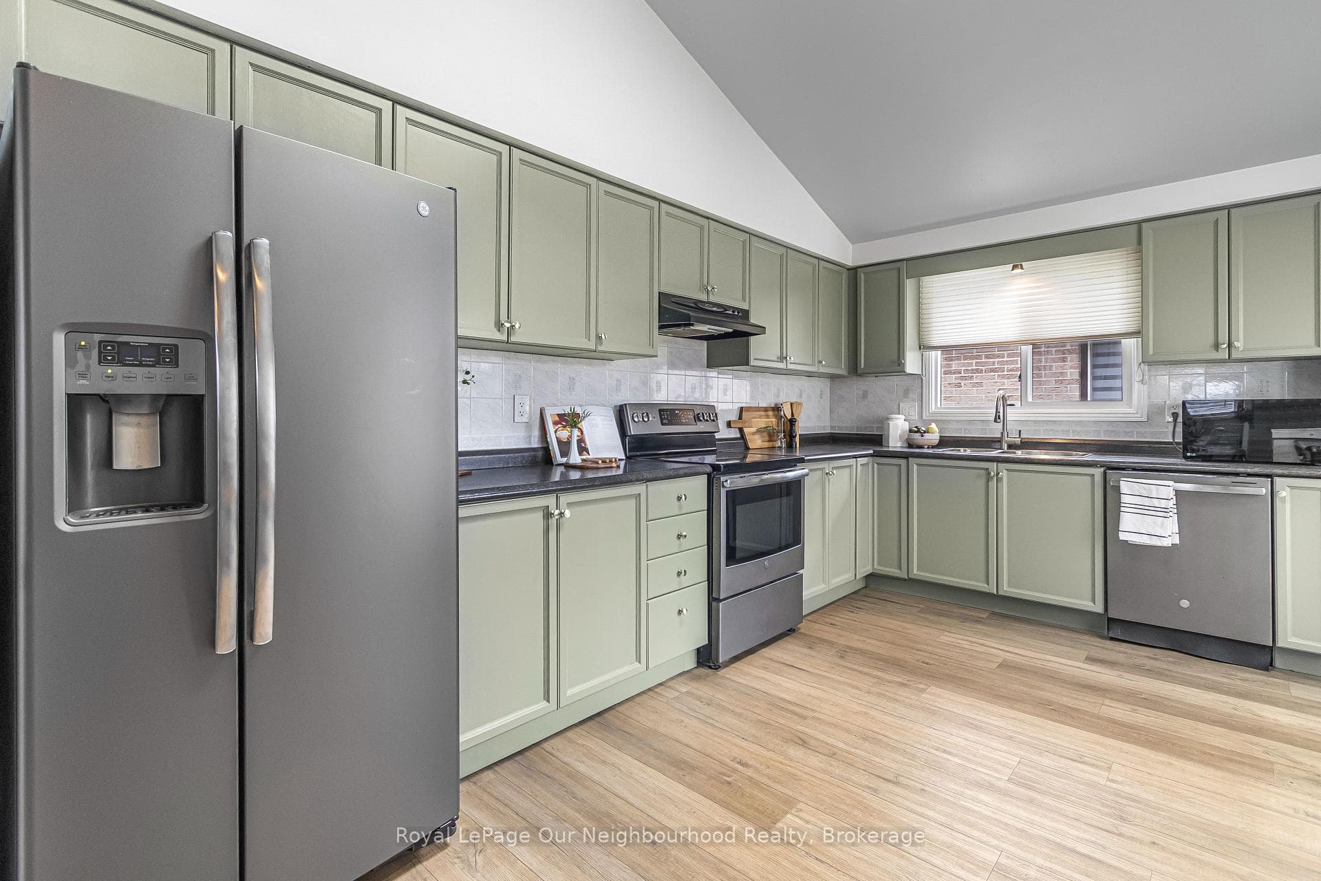 2 Woodfern Road photo 12