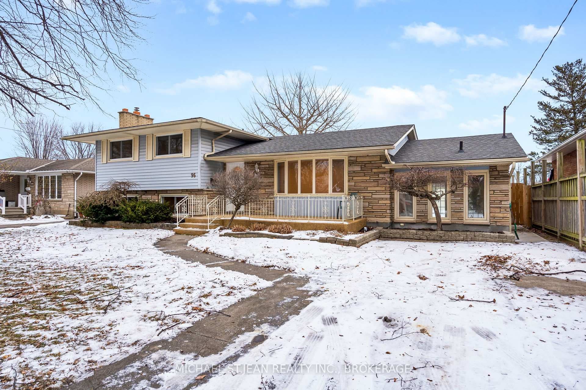 96 Leaside Drive photo 4