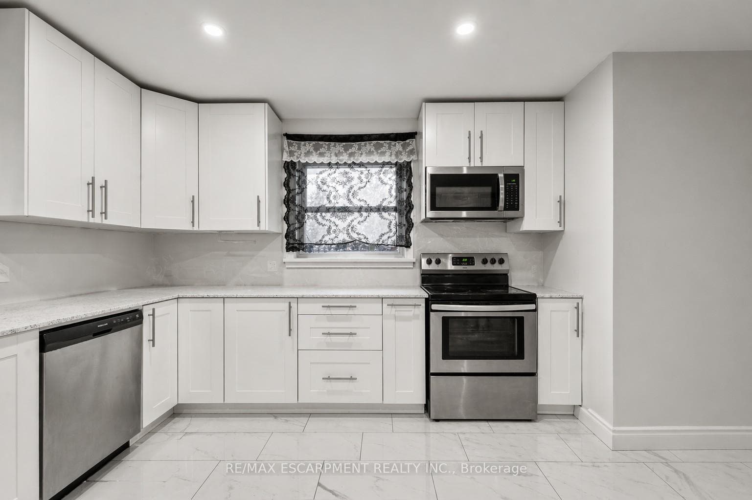 557 Lake Street photo 3