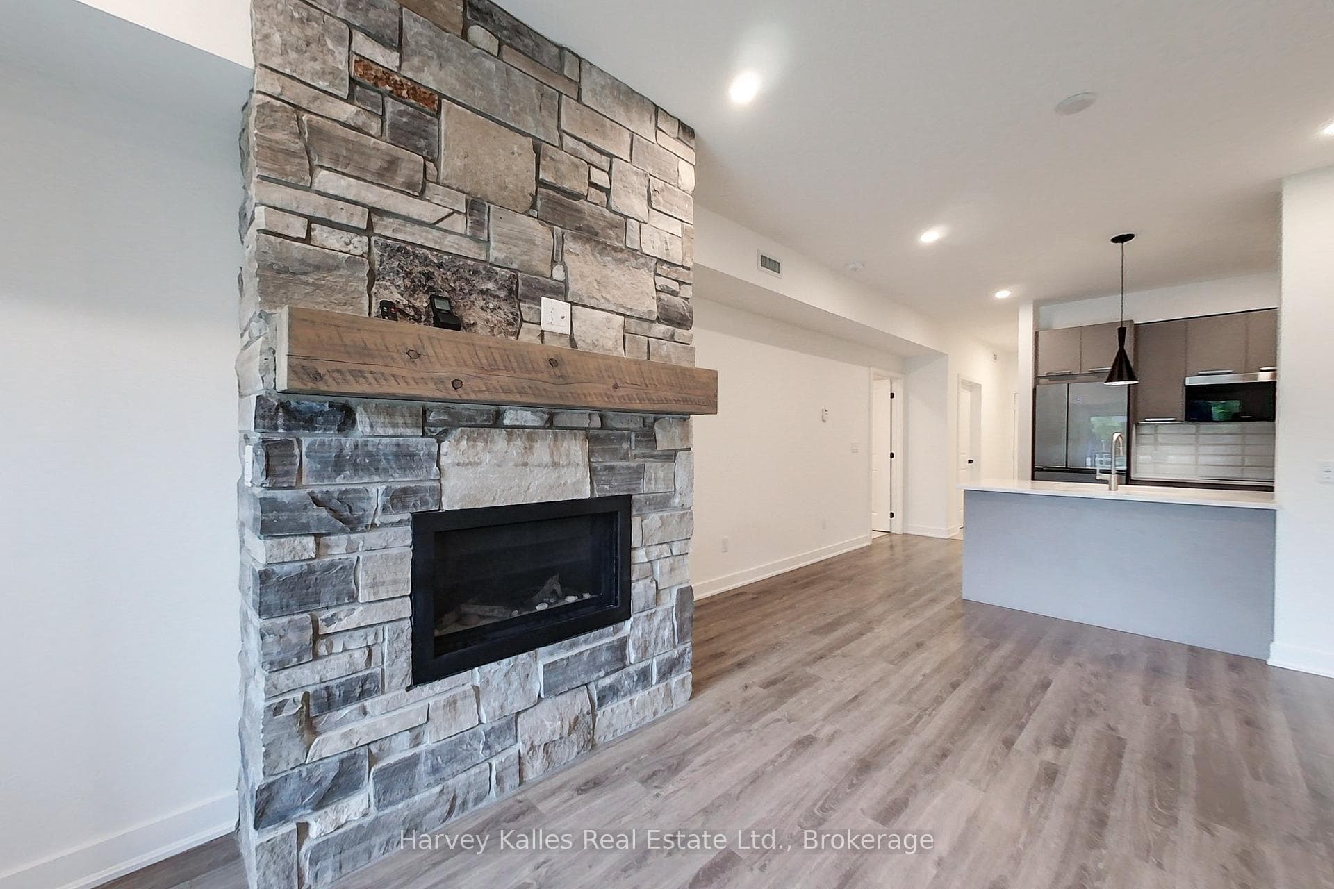 Working gas fireplace with remote