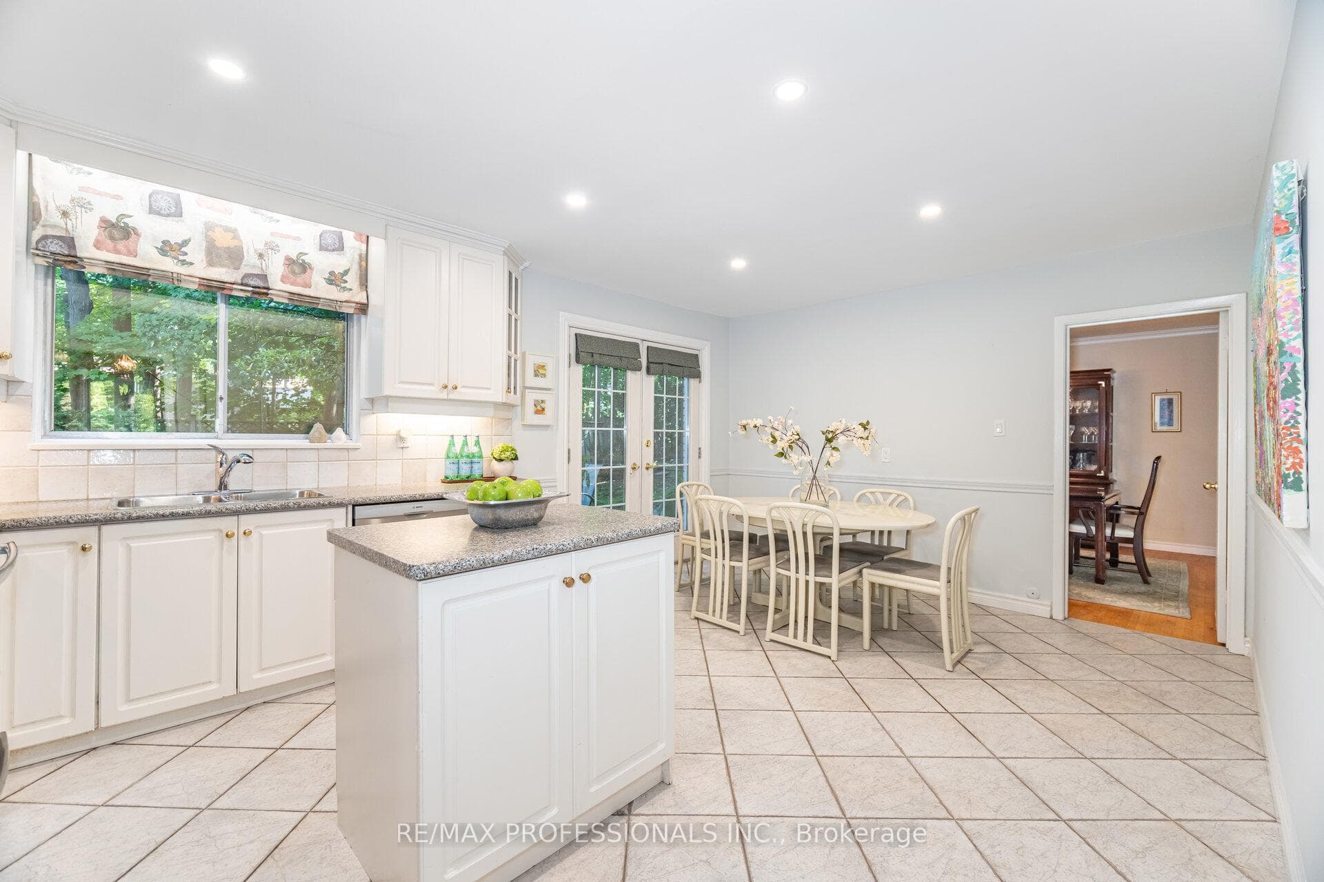 7 Queensborough Crescent photo 13