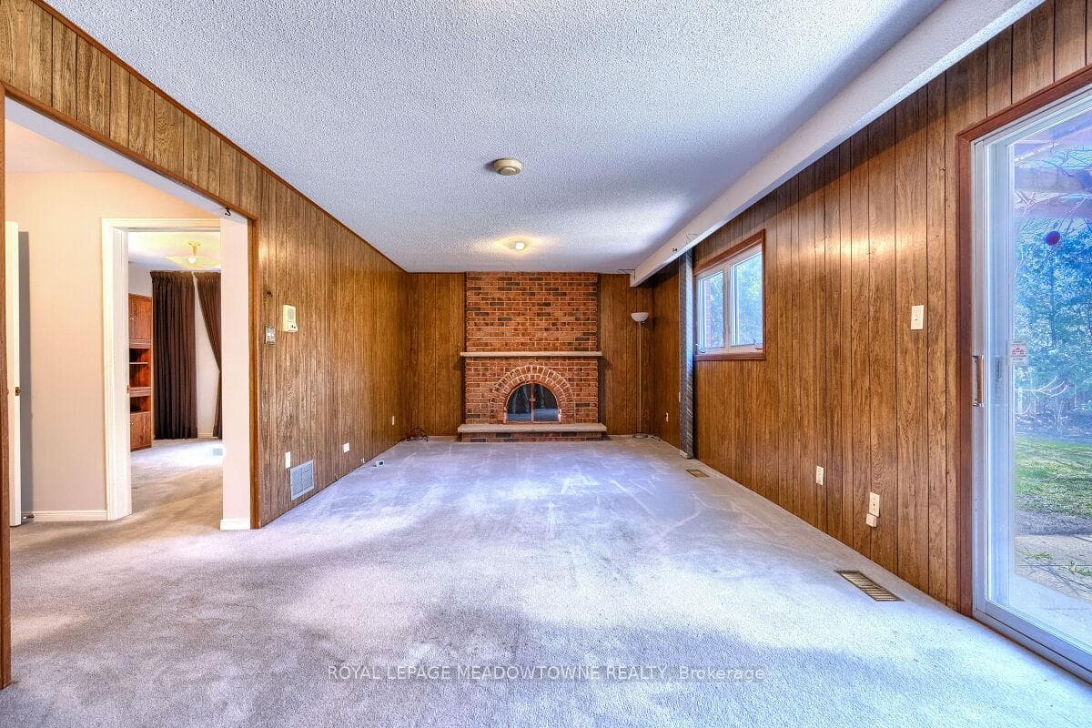 1725 Howat Crescent photo 23