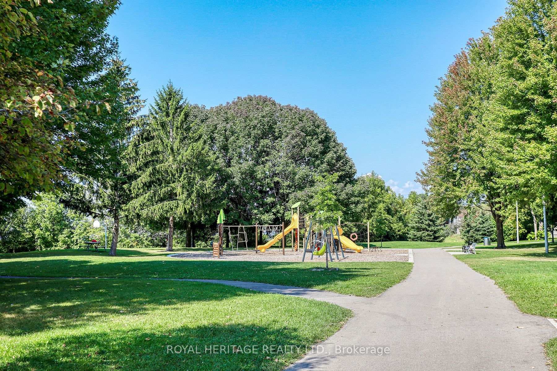 1403 Fenelon Crescent photo 37