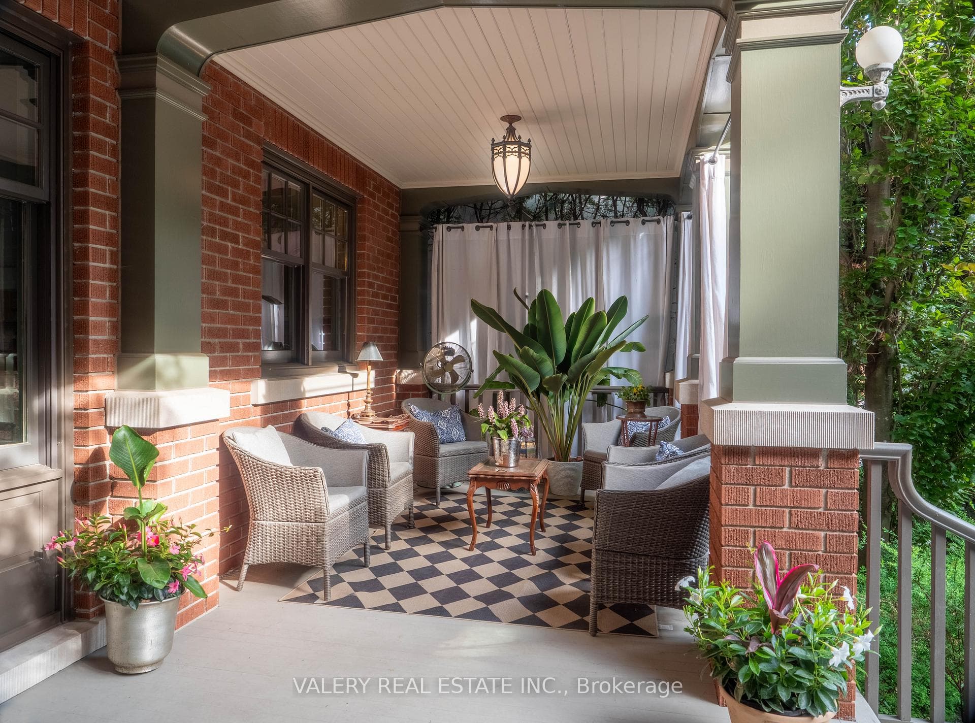 Backyard Patio (Lanai)