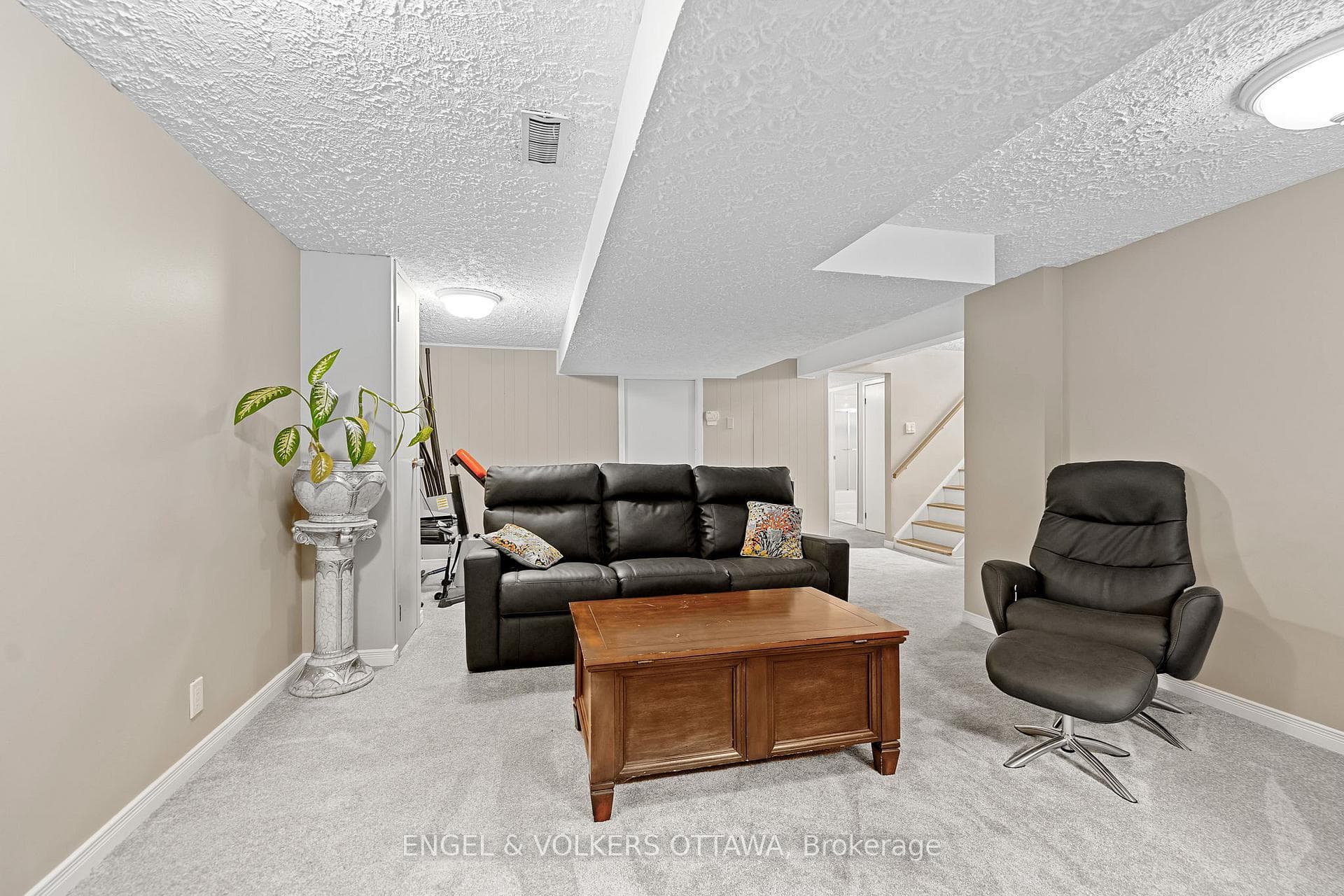 2055 Thorne Avenue photo 23