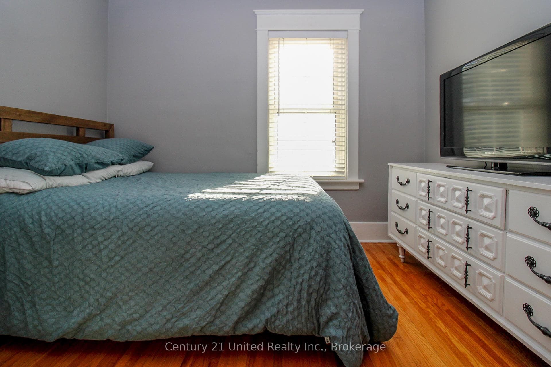 566 Waterford Street photo 33