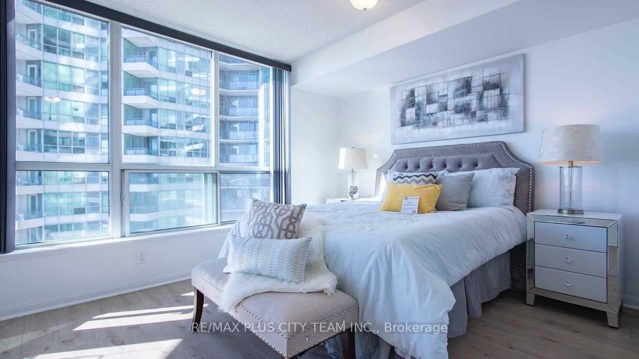 228 Queens Quay N/A Unit 609 photo 12