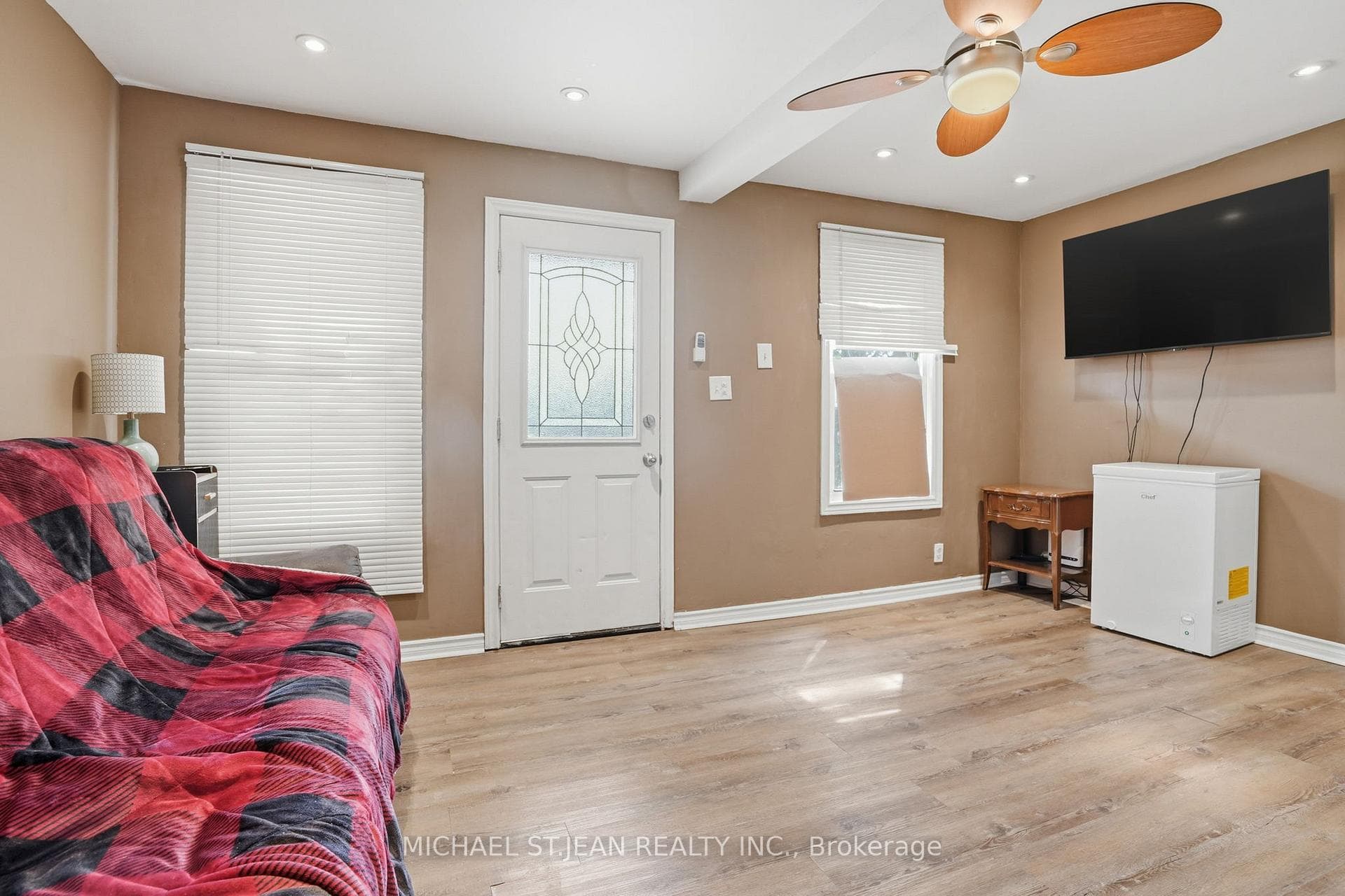 61 Graham Avenue photo 4