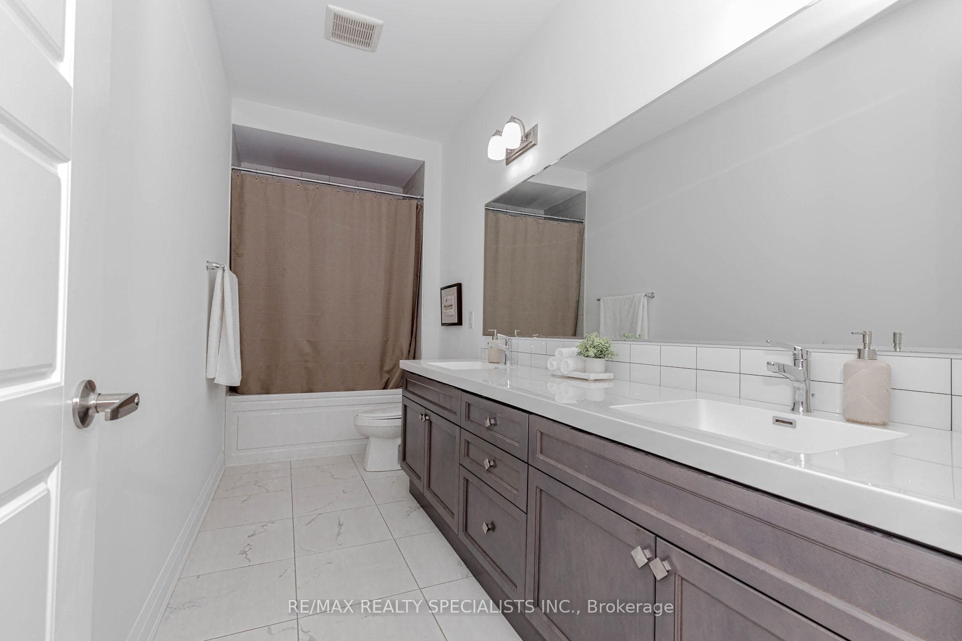 1411 Lobelia Crescent photo 37