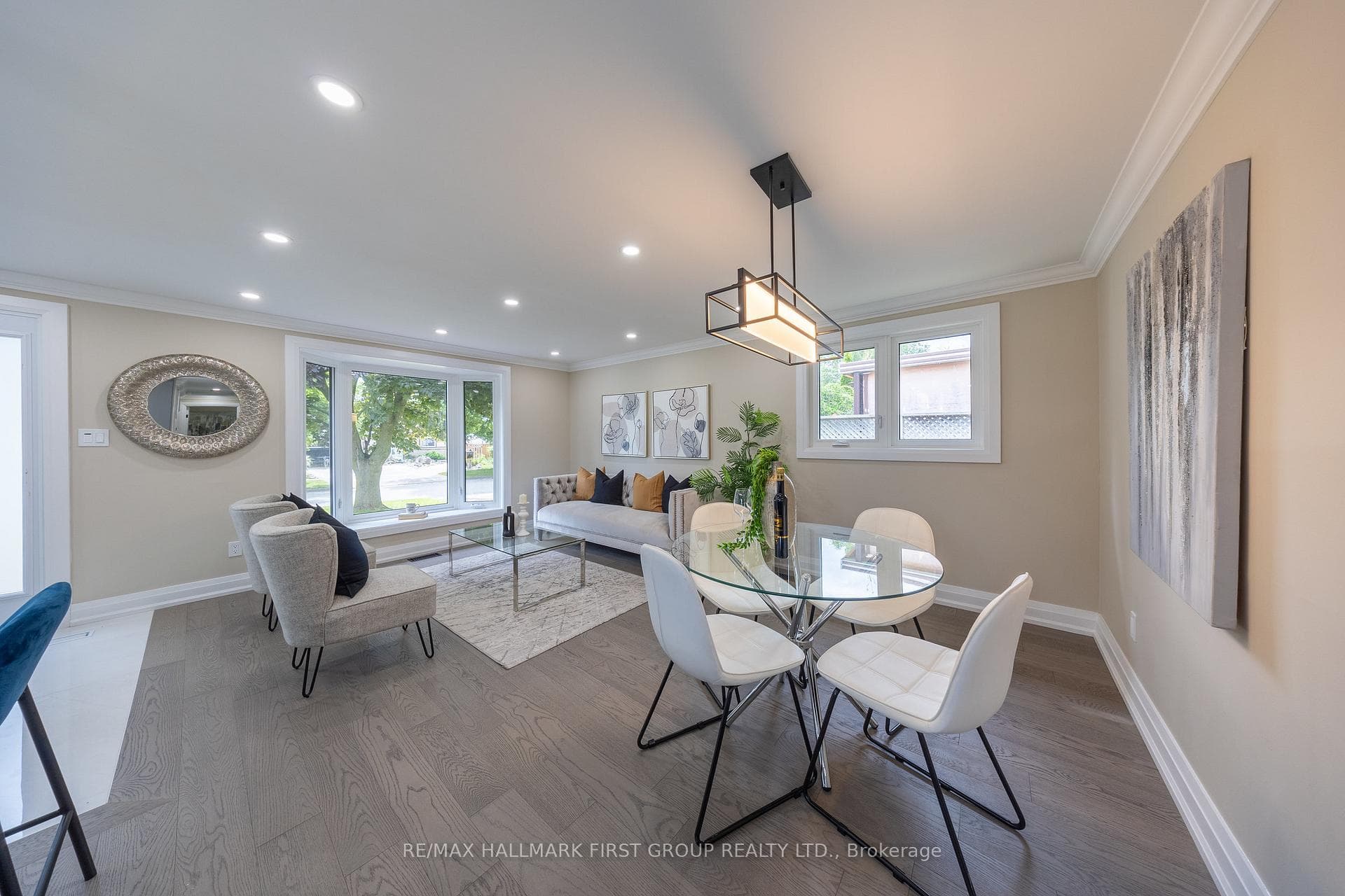 741 Downview Crescent photo 8