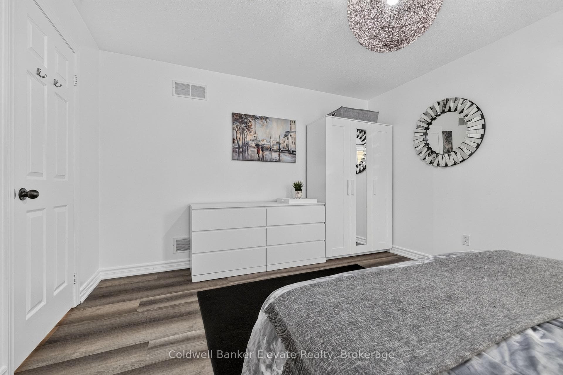 957 Gzowski Street photo 24