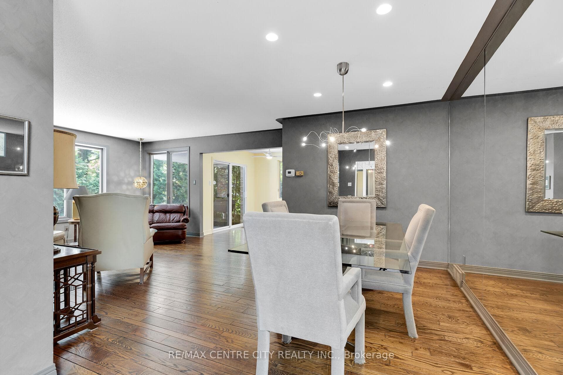 439 Grosvenor Street photo 8