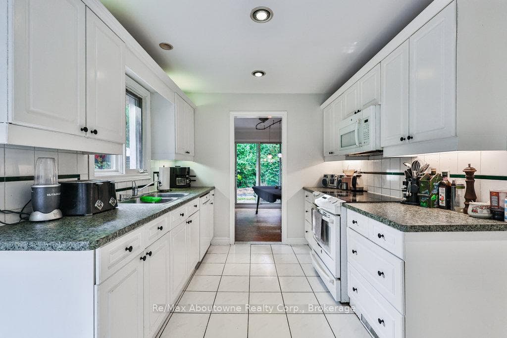 2069 THORNLEA Drive photo 8