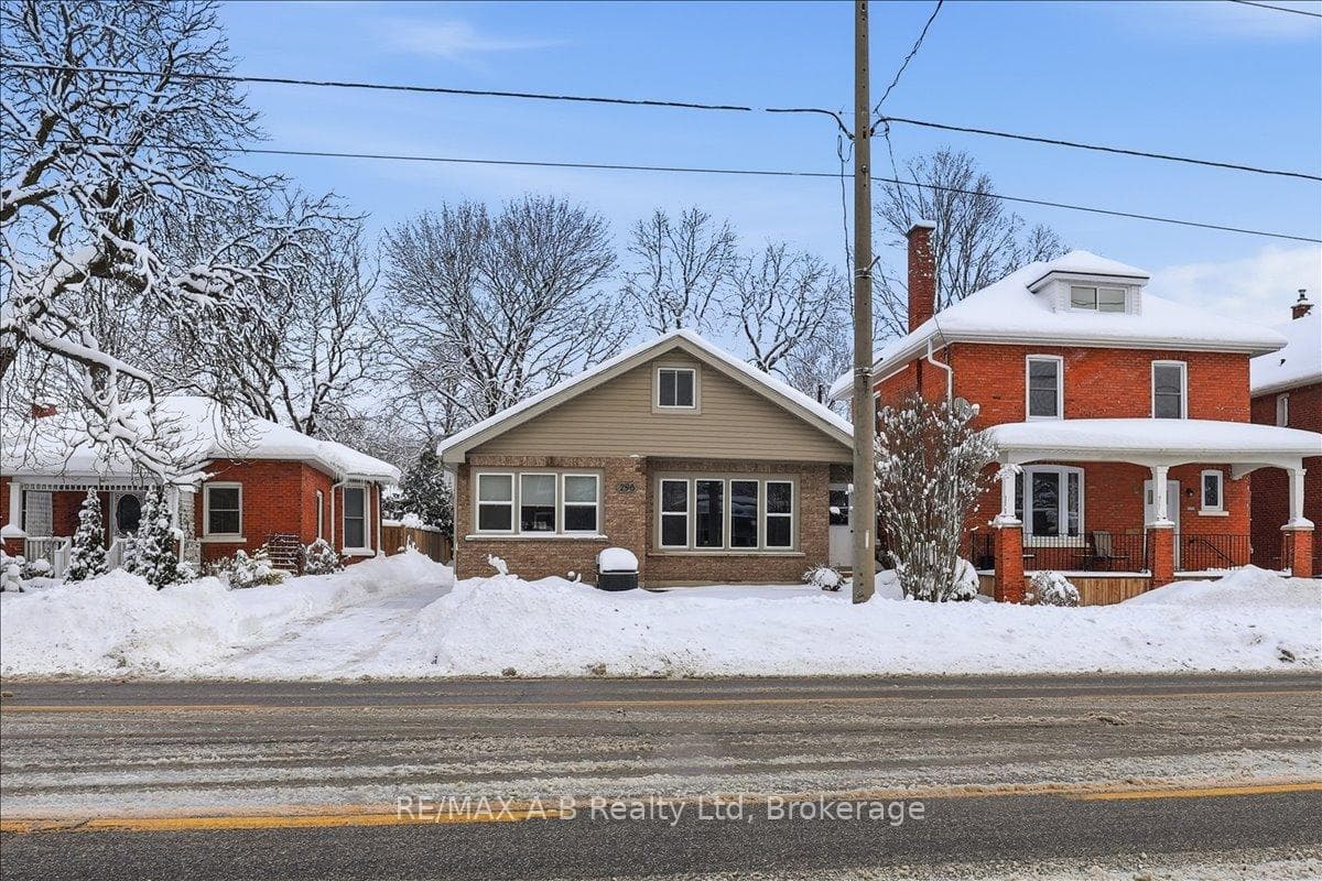 296 Huron Street photo 4