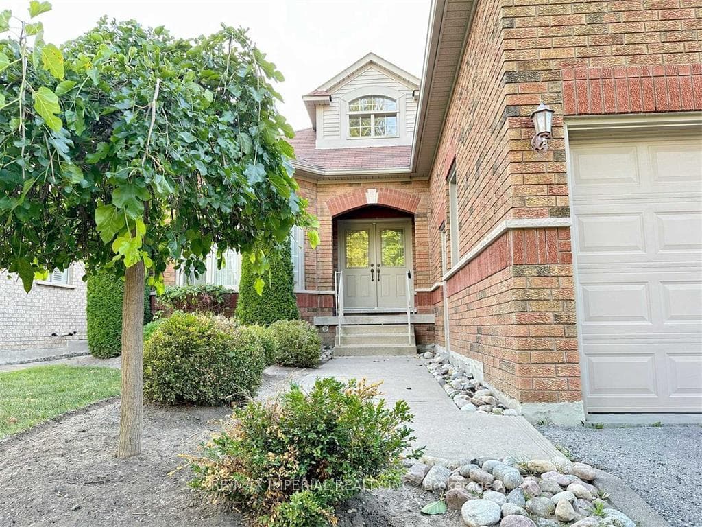 2344 Canterbury Crescent photo 4