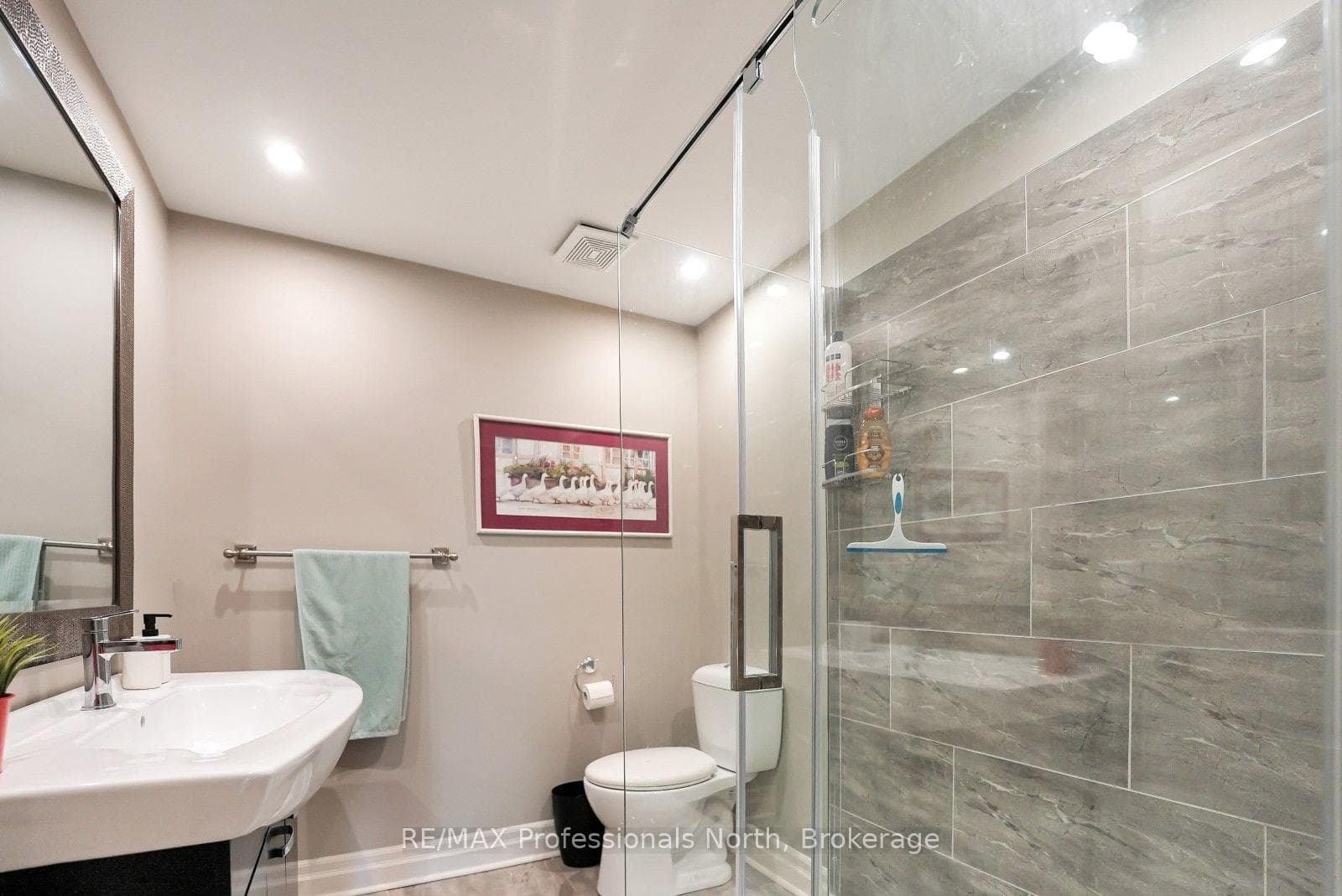 1311 Wonderland Road photo 27