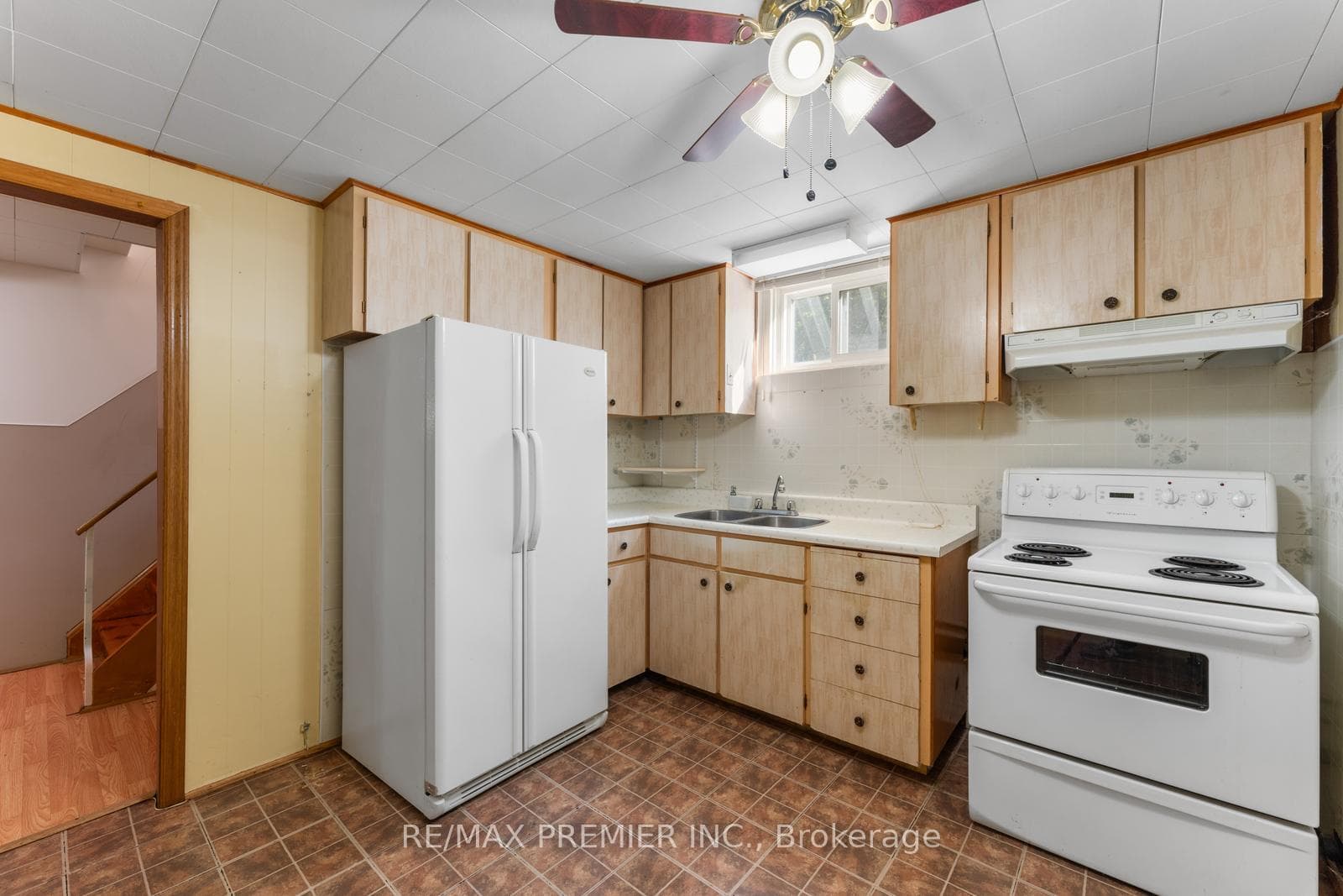 219 La Rose Avenue photo 32