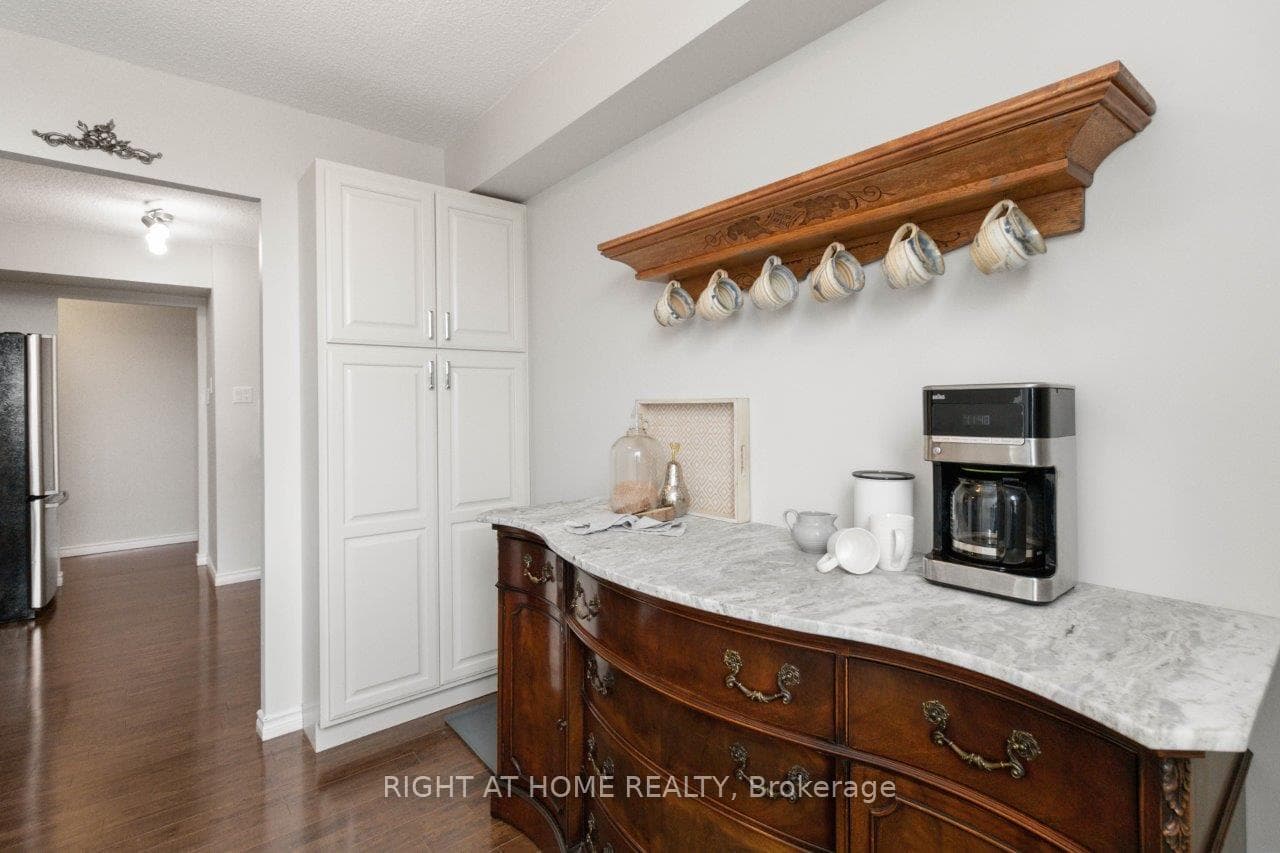 389 Dundas Street Unit 1001 photo 20