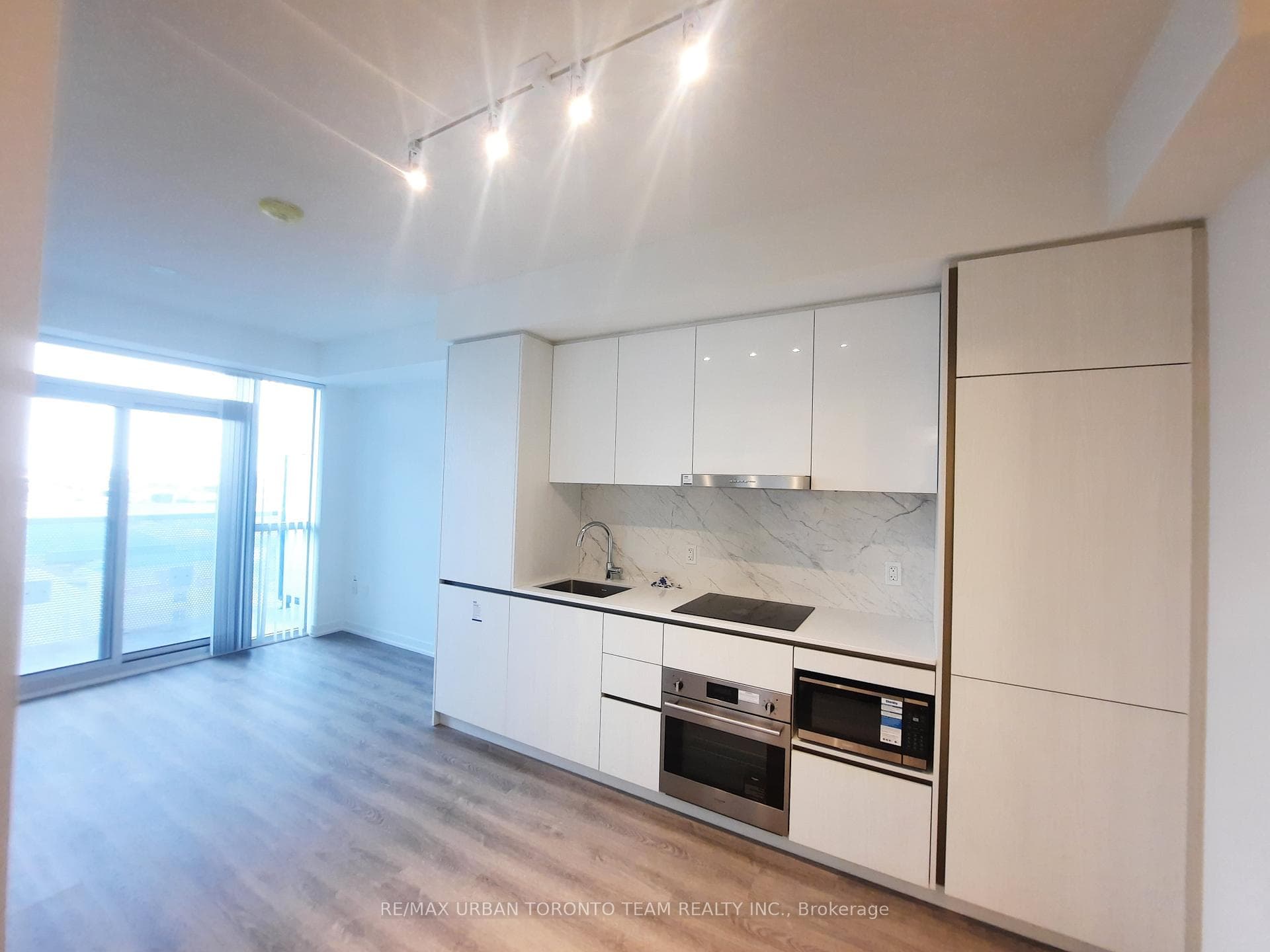 8 Interchange Way Unit 1108 photo 3