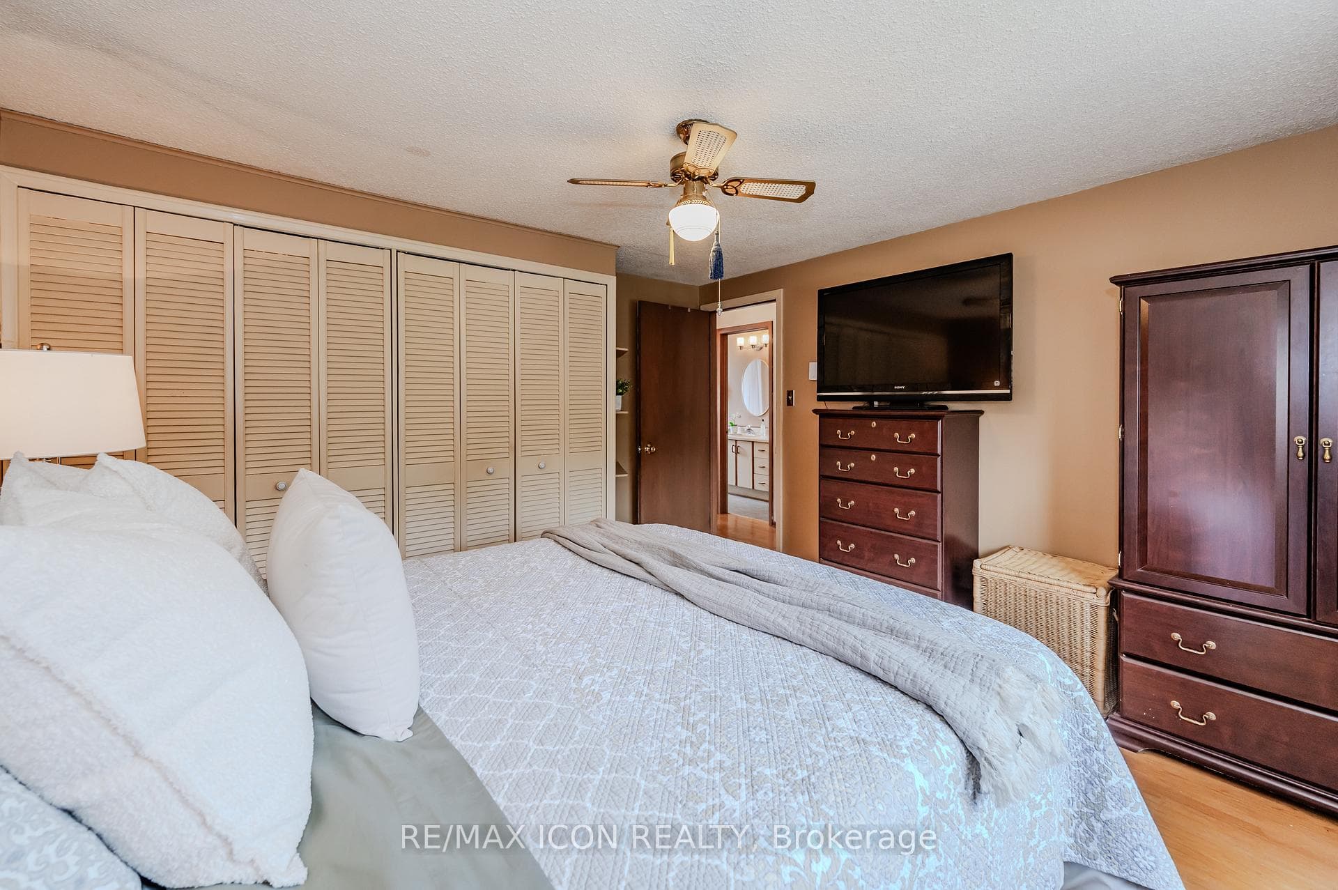 120 churchill Drive photo 16