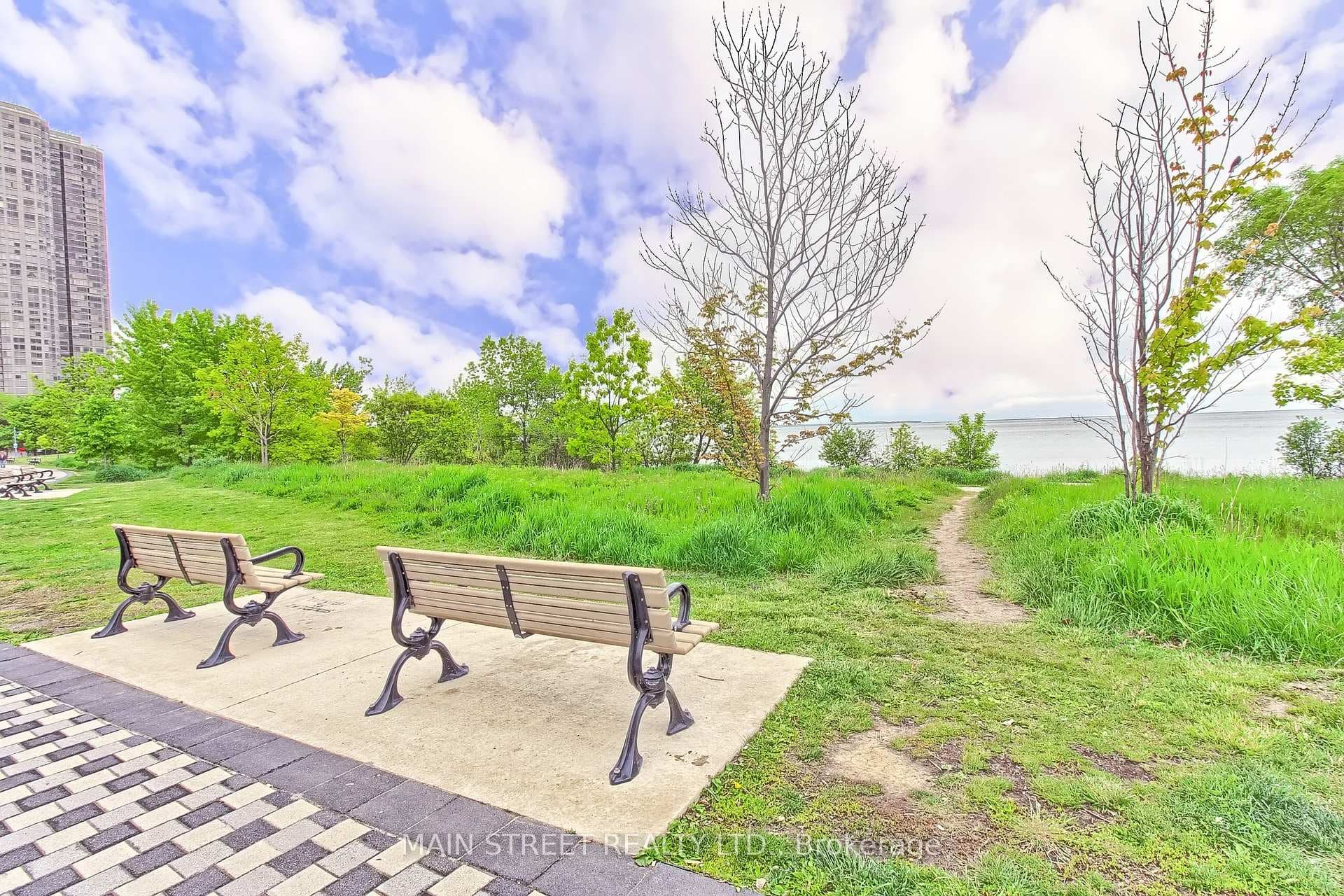 2067 Lake Shore Boulevard Unit 405 photo 32