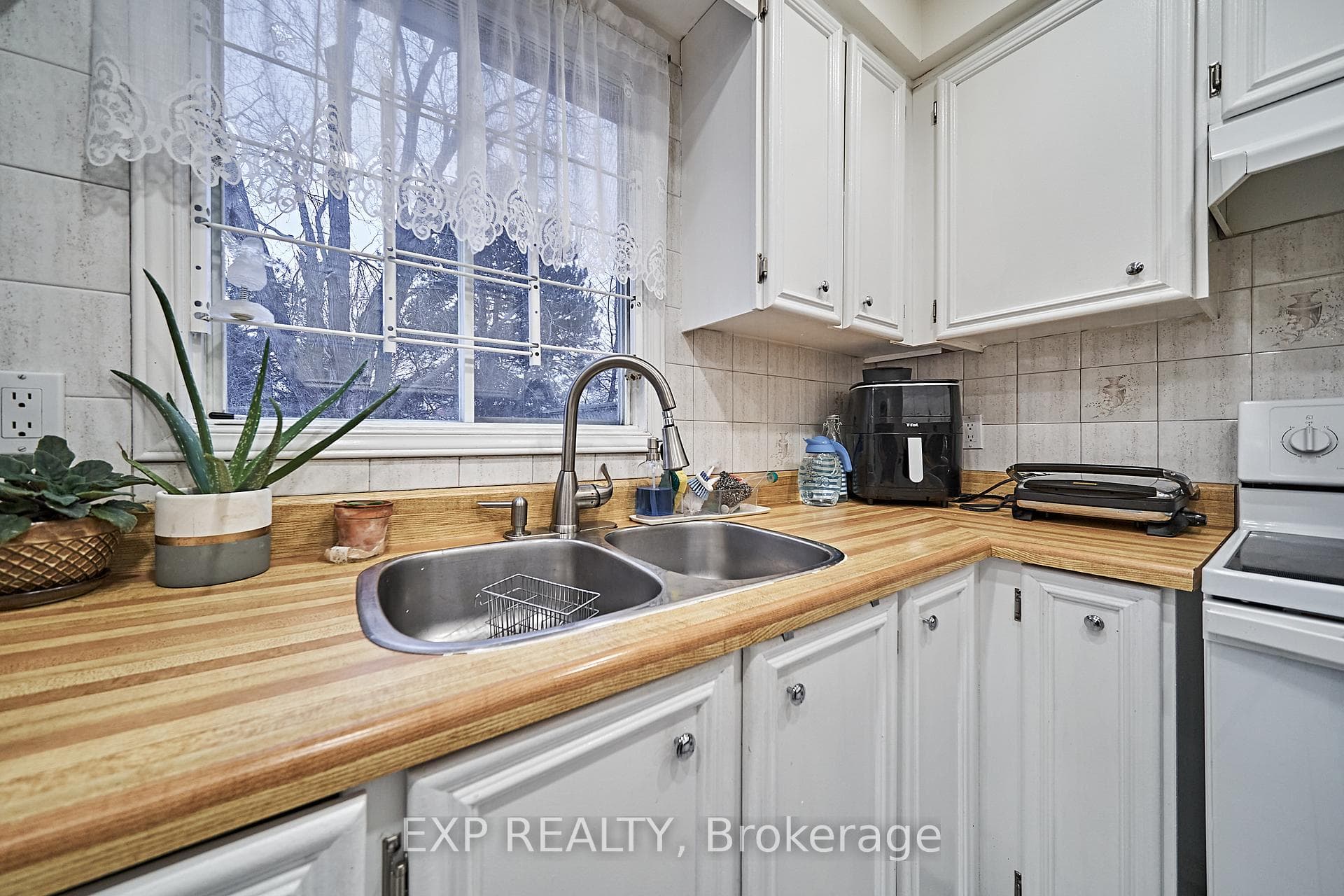 97 Kirby Crescent photo 8
