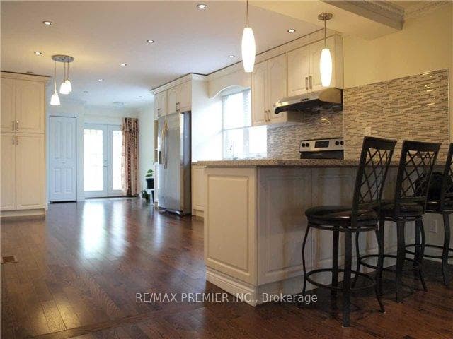 2436 Gerrard Street photo 3