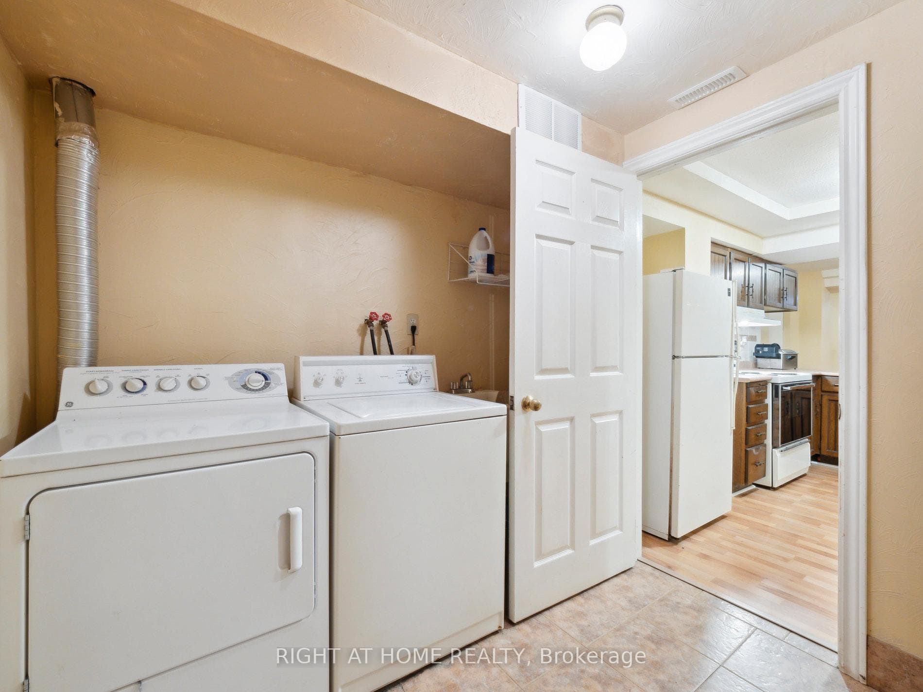 588 Millard Street photo 20