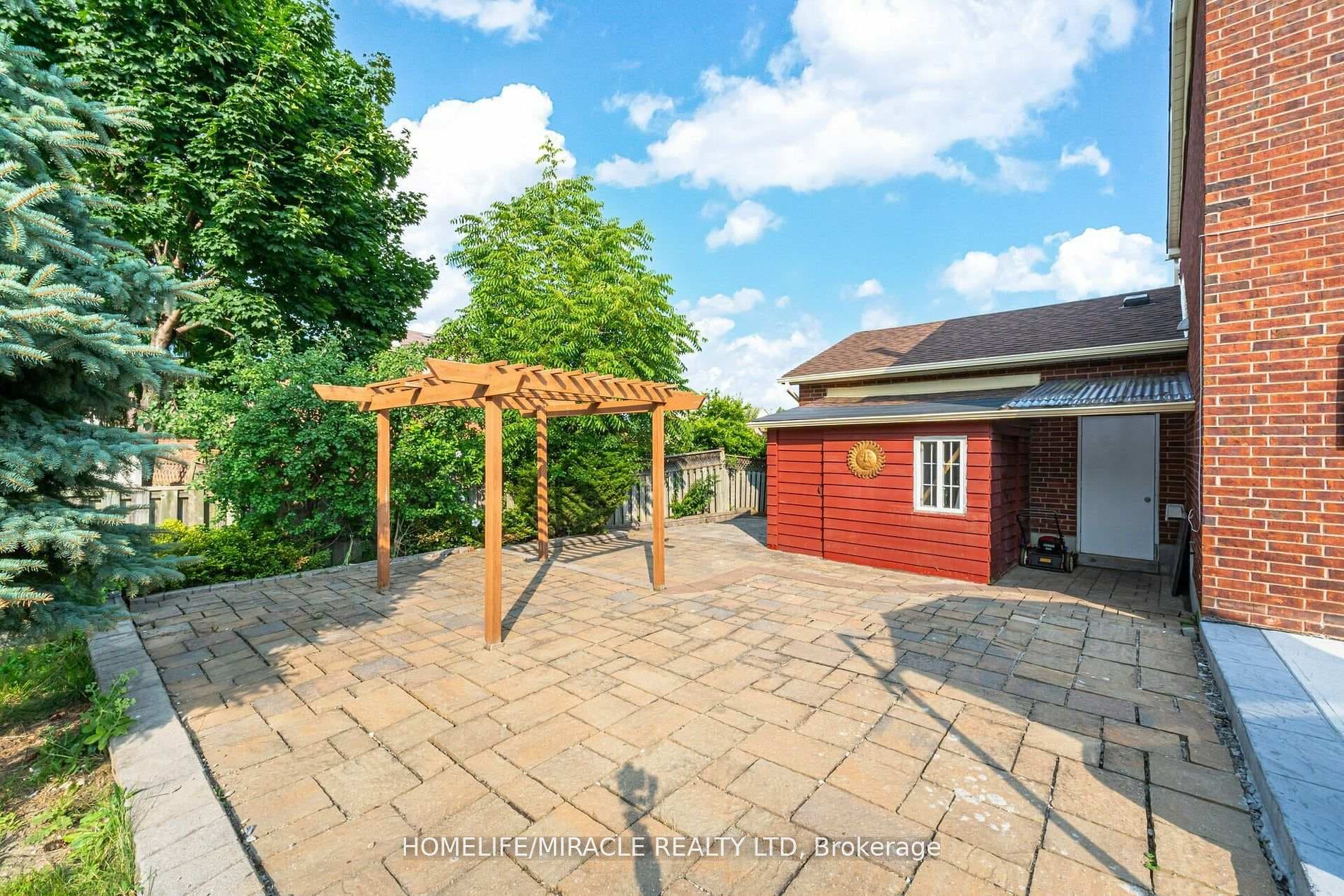 8 Petworth Road photo 38