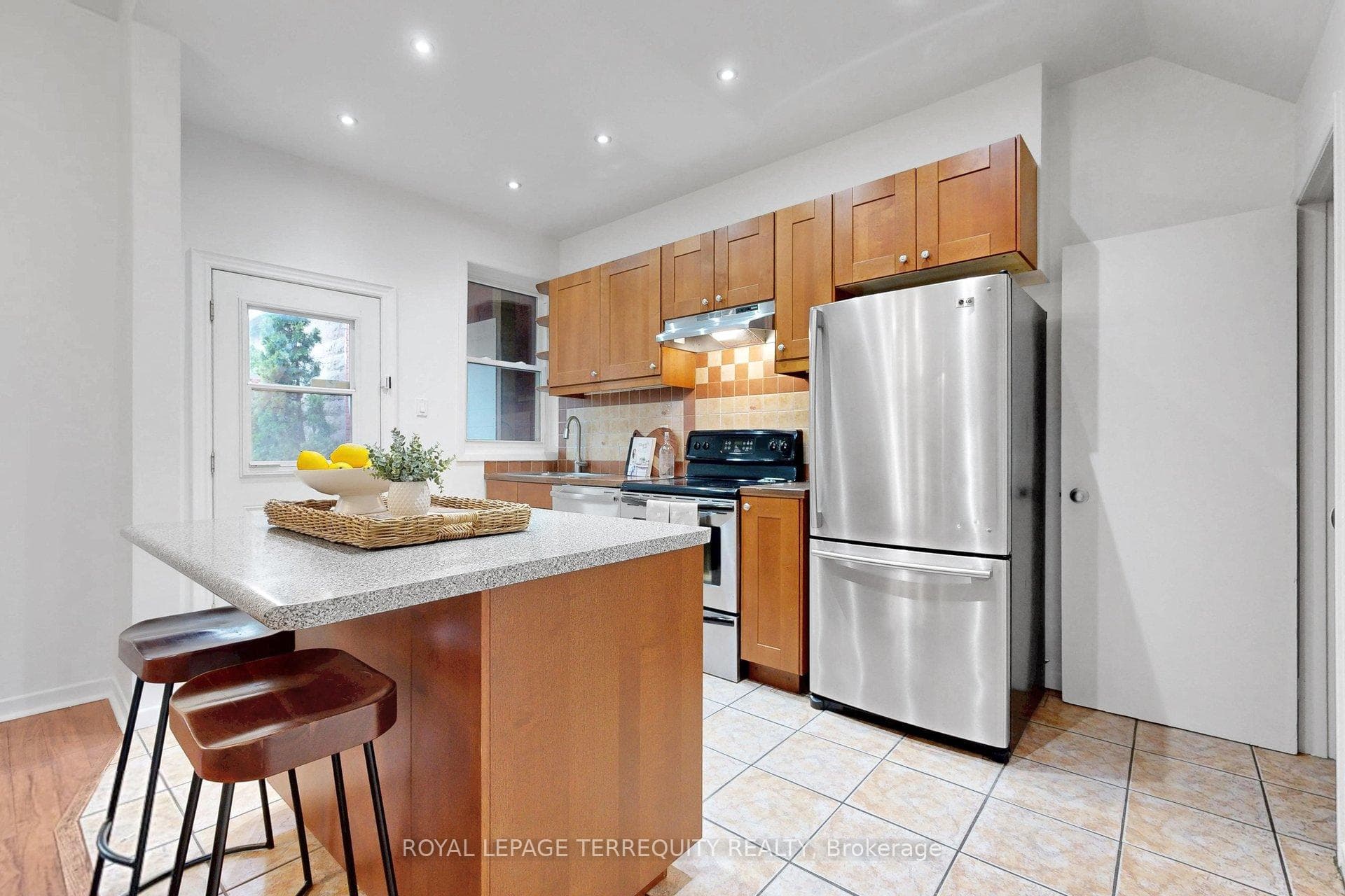 372 St Johns Road photo 11