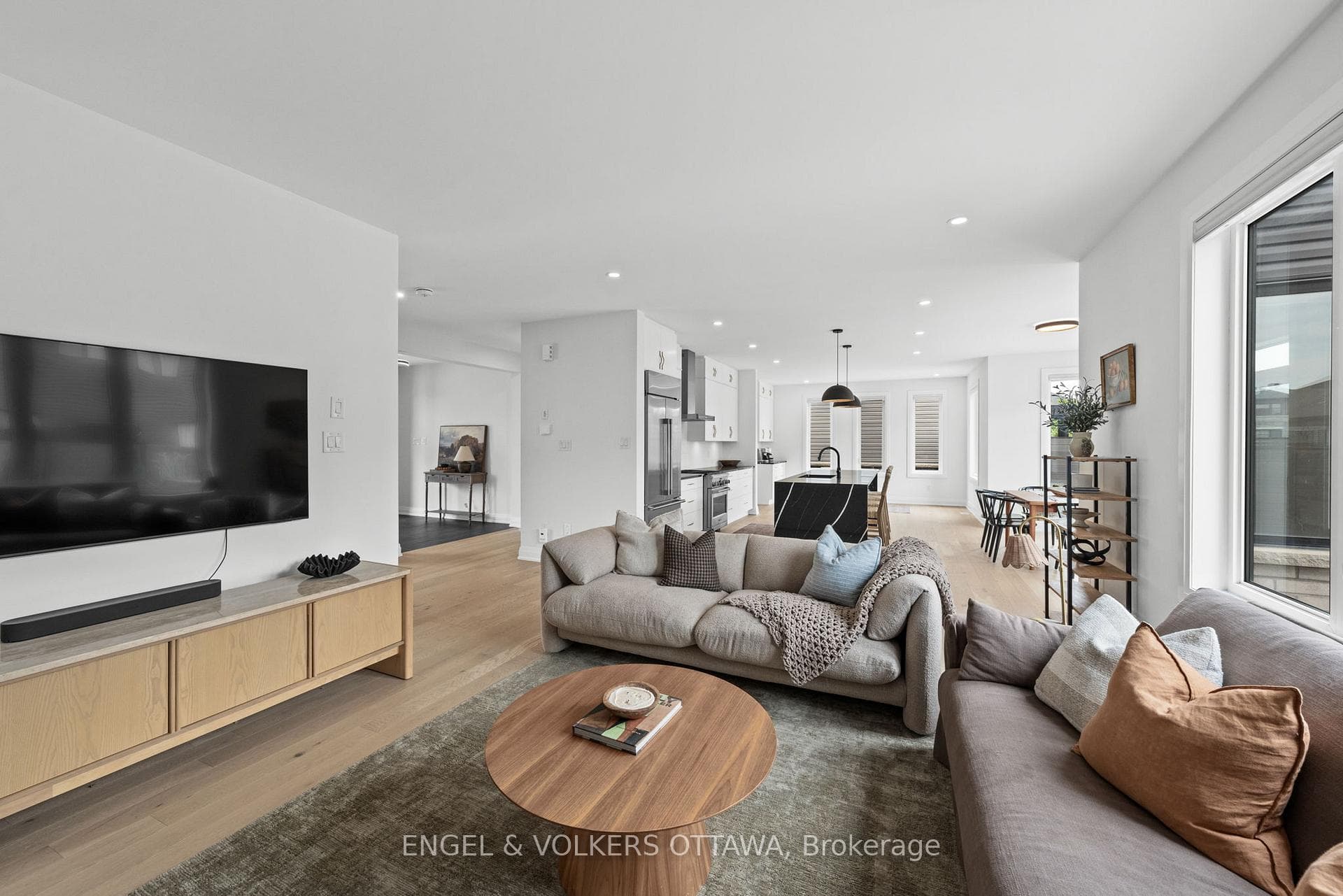 581 Bridgeport Avenue photo 8
