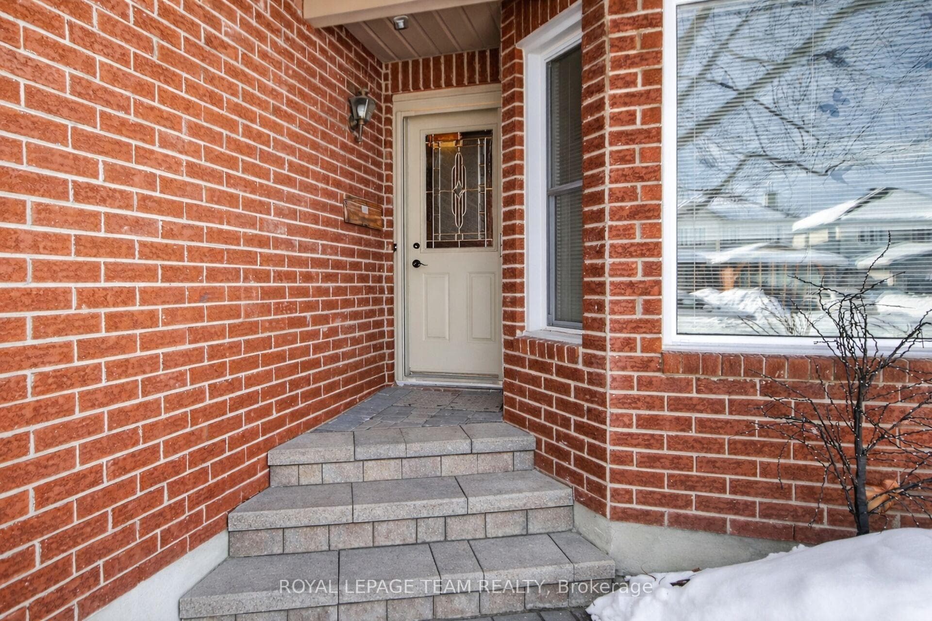 84 Newborough Crescent photo 2