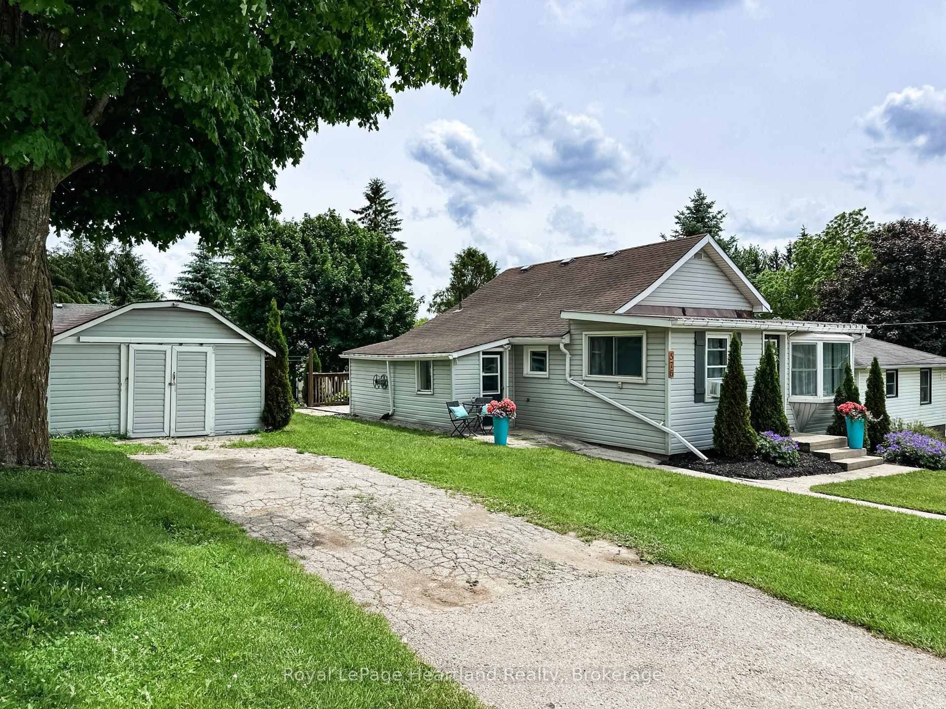 576 Queen Street photo 43