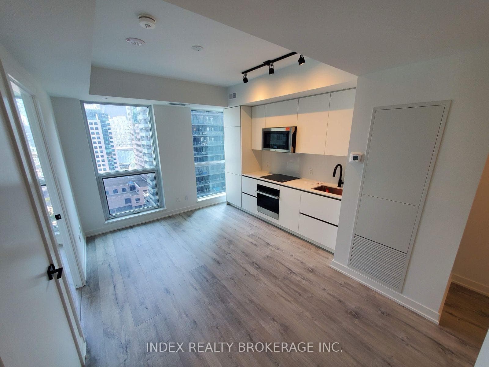 327 King Street Unit 1401 photo 3