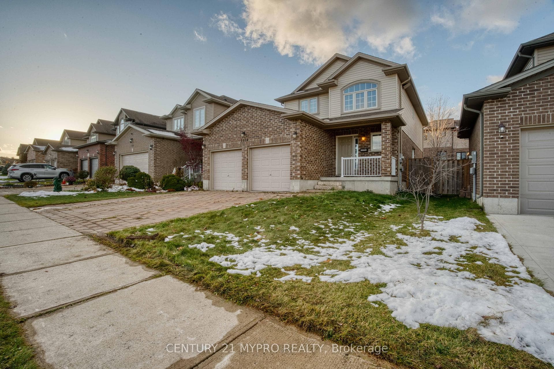 1114 Oakcrossing Road photo 1