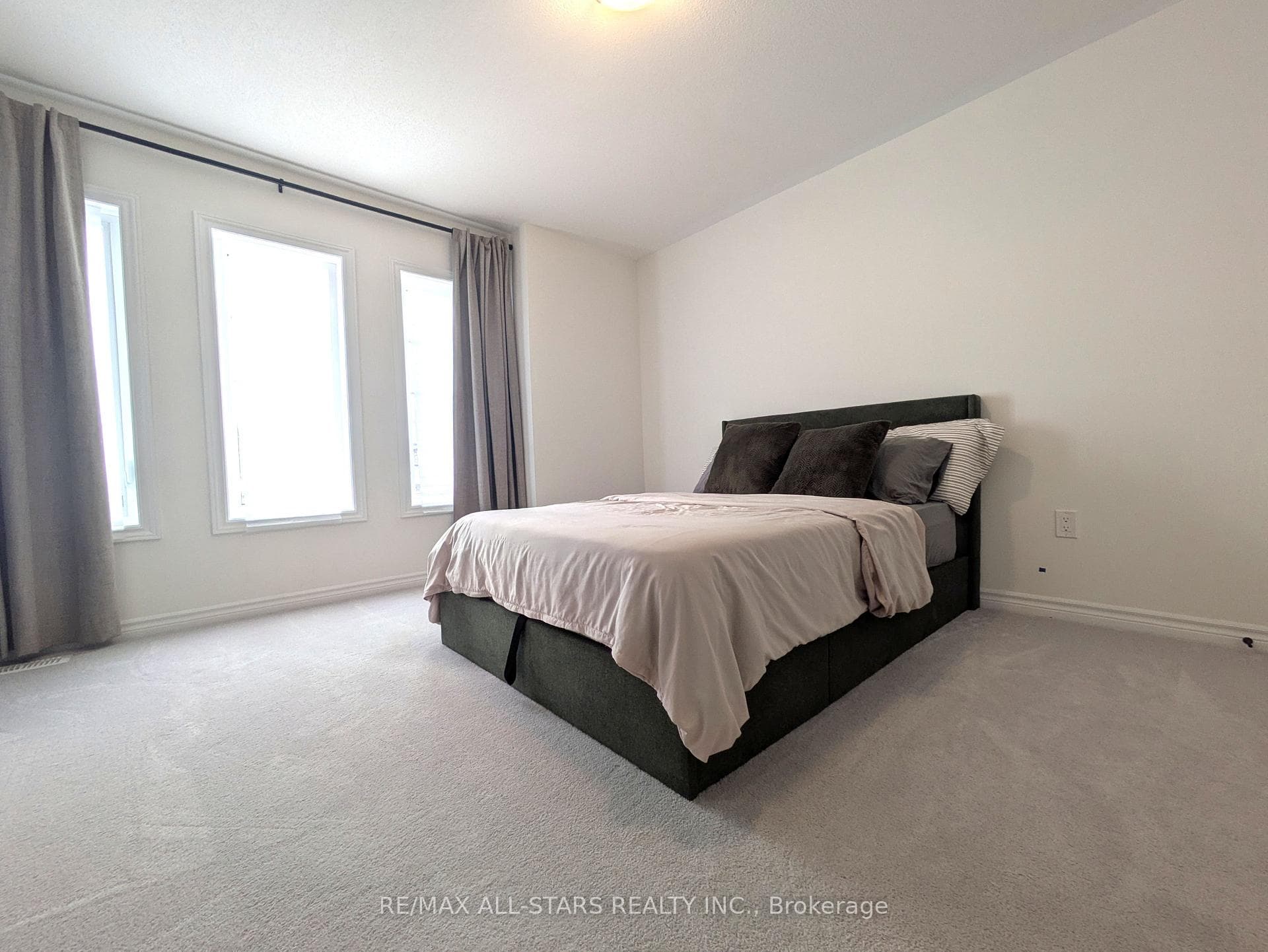 22 Hennessey Crescent photo 16