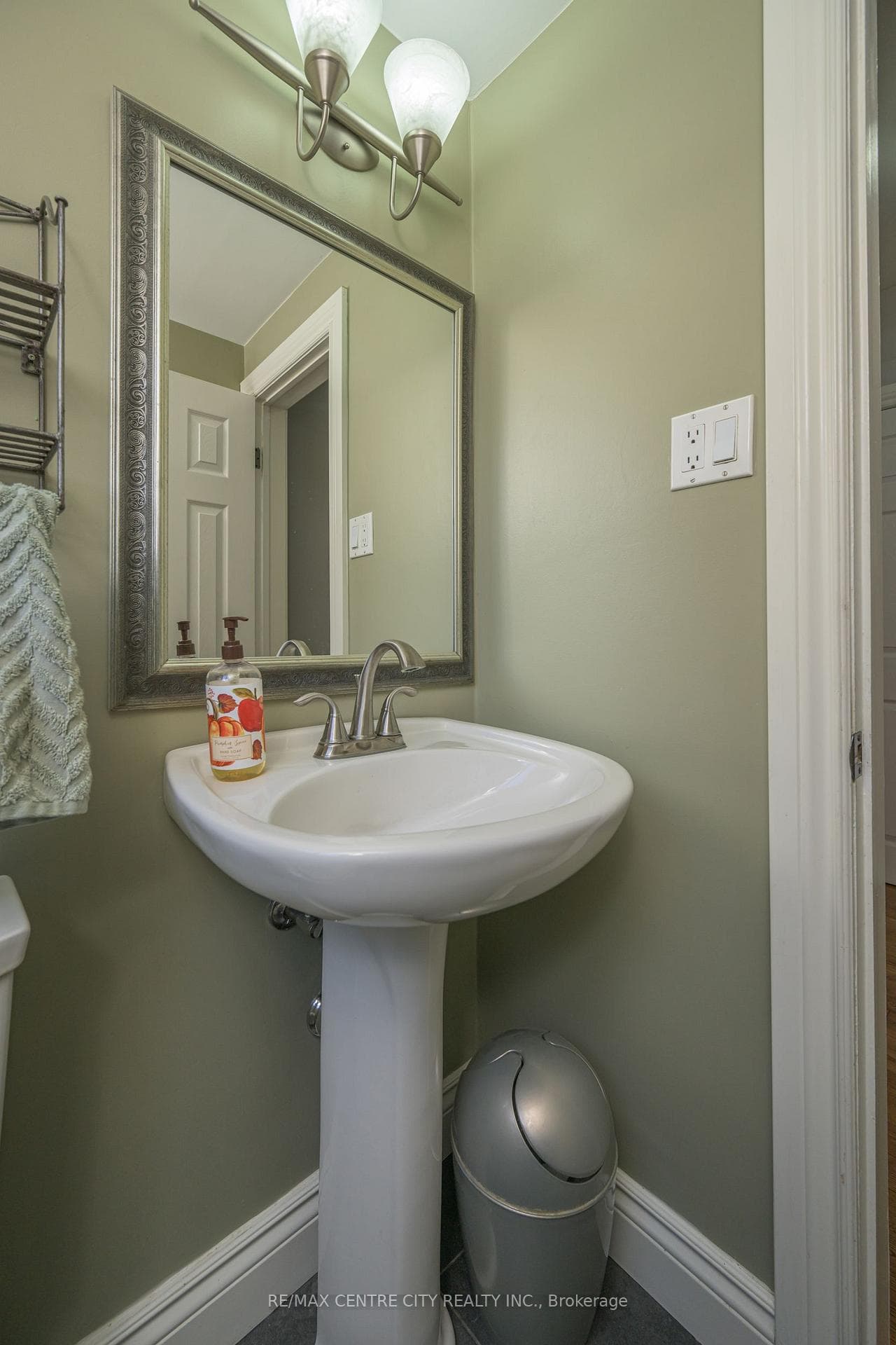 675 Dunboyne Crescent photo 30