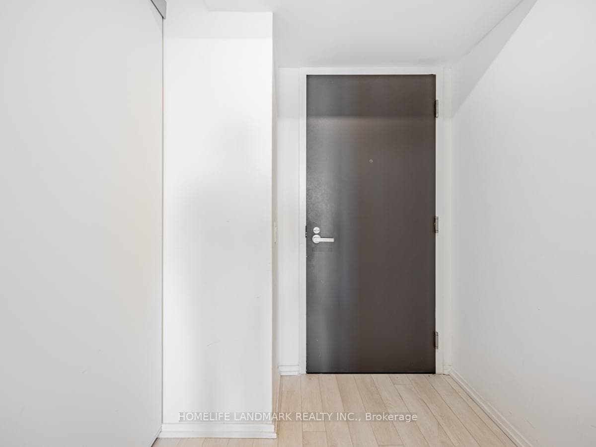 197 Yonge Street Unit 4211 photo 2