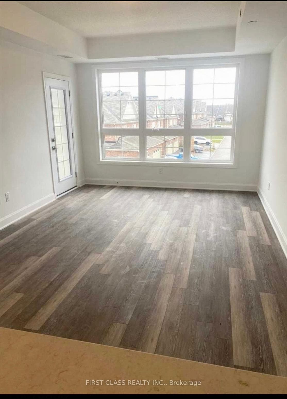 50 Lakebreeze Drive photo 3