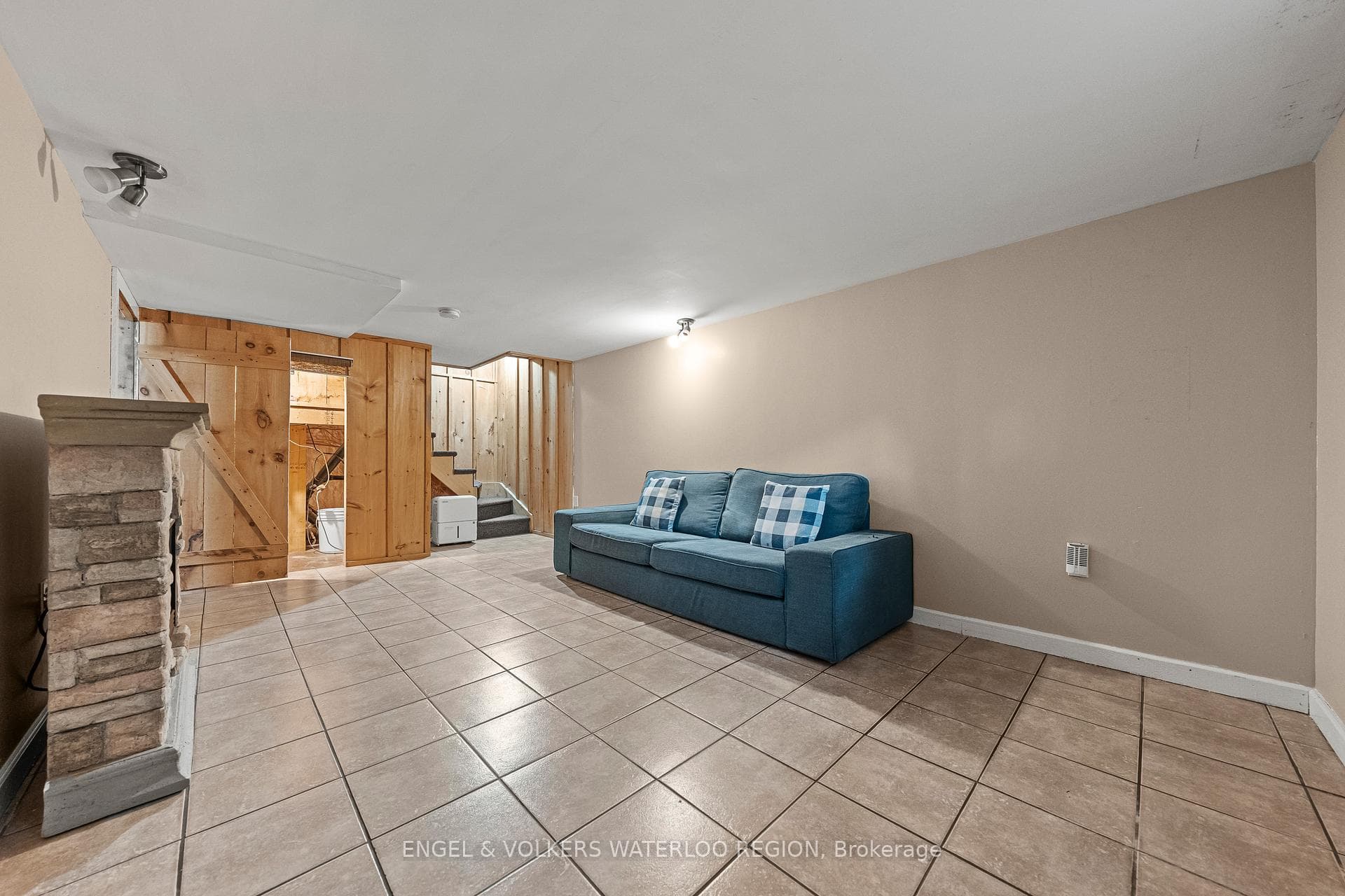 854 William Street photo 33