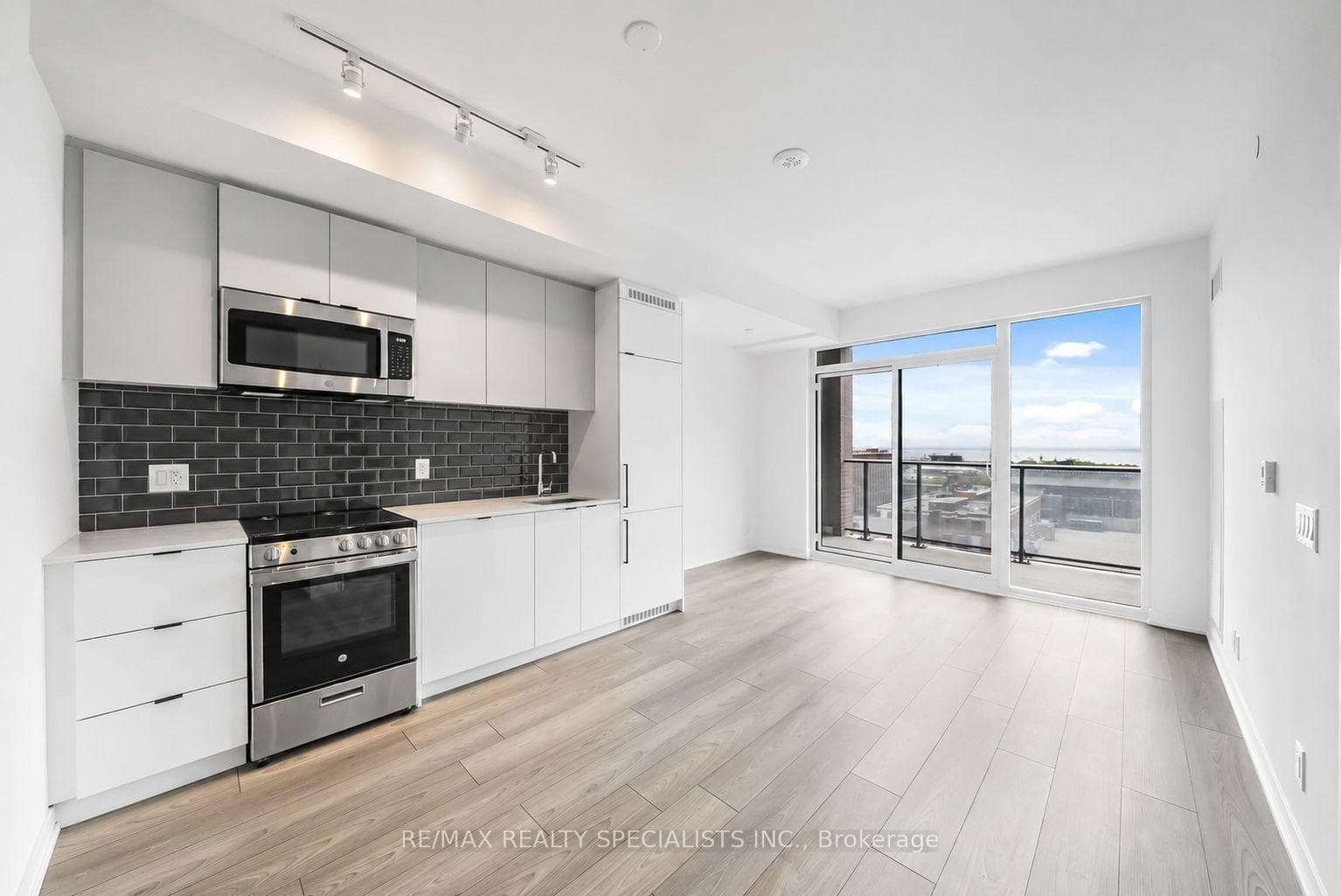 285 Dufferin Street Unit 817 photo 7