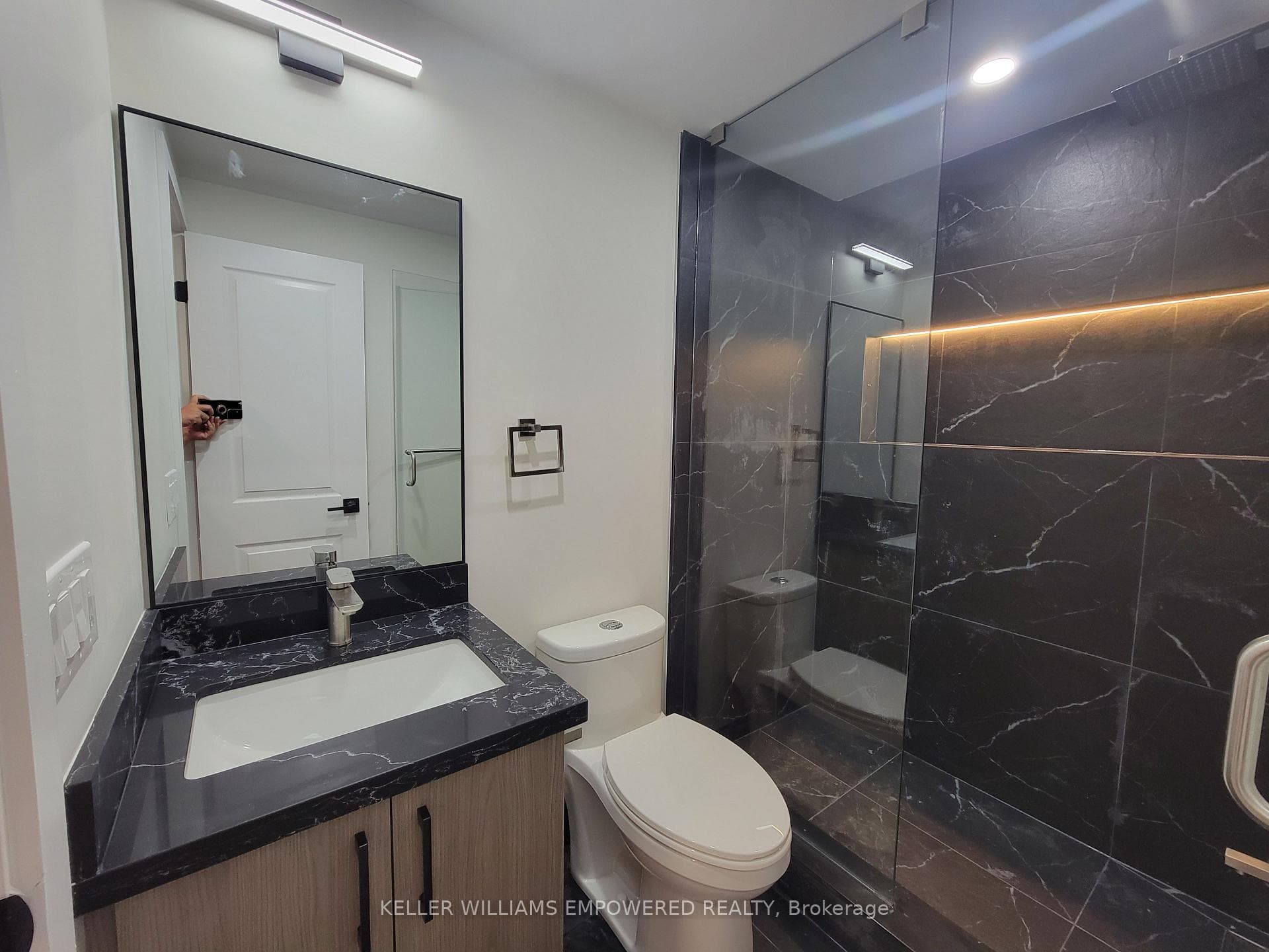 Luxurious guest washroom