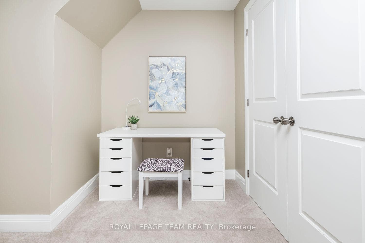 Cozy nook, ideal for office or study space.
