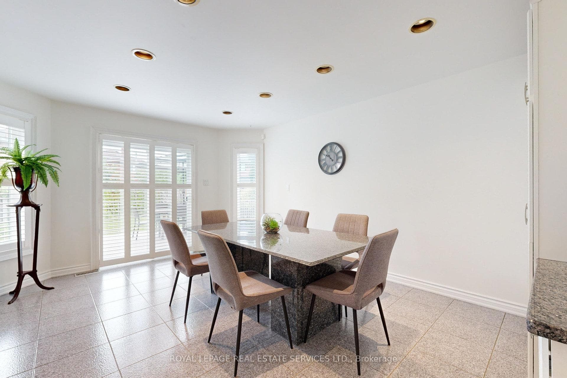 49 Iona Crescent photo 11