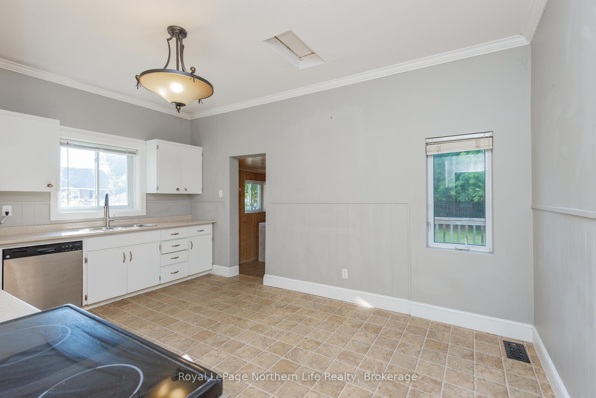920 Fraser Street photo 21
