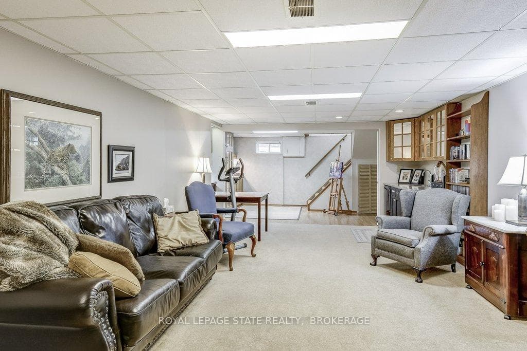 92 FERNWOOD Crescent photo 23