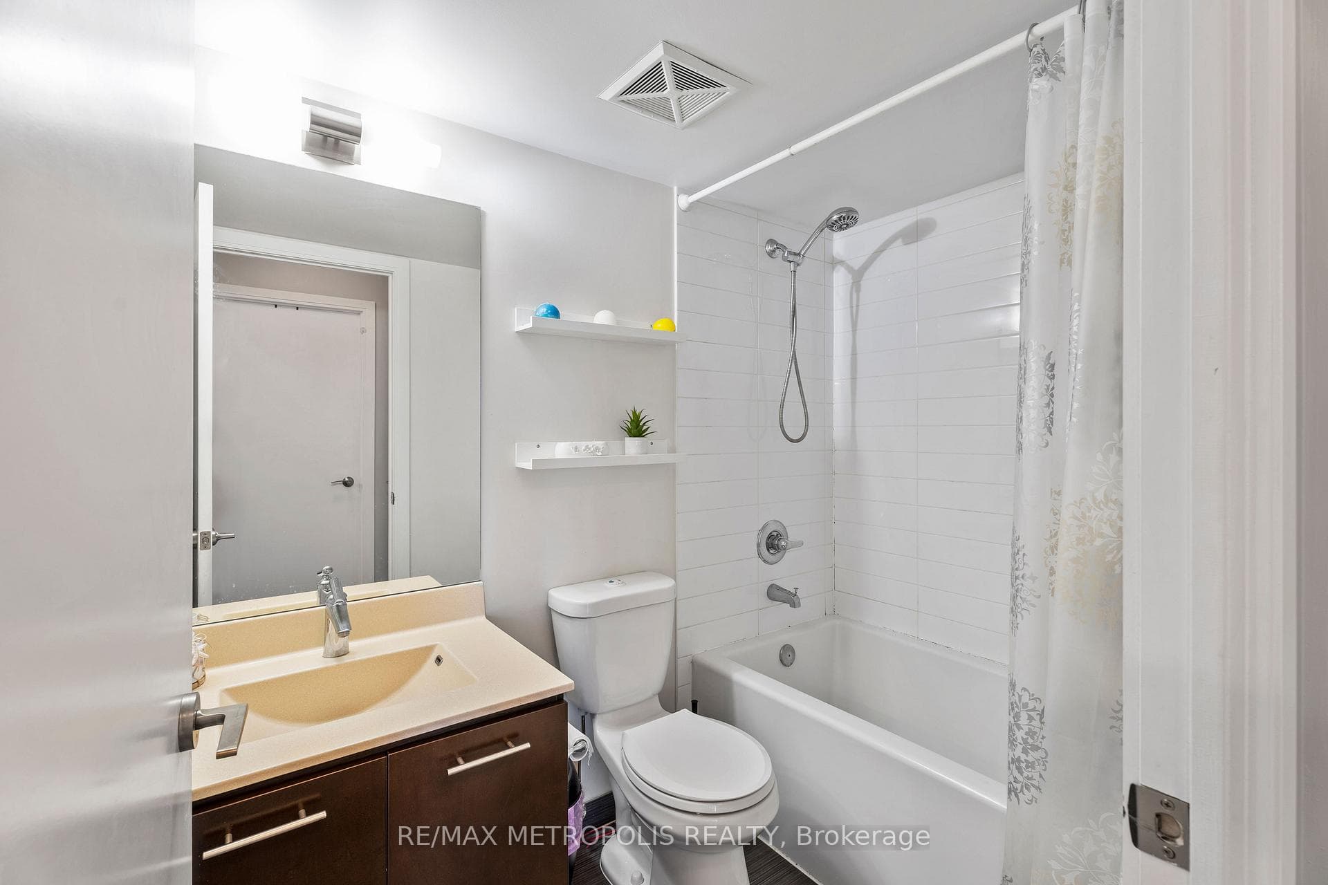 135 Village Green Square Unit 816 photo 12