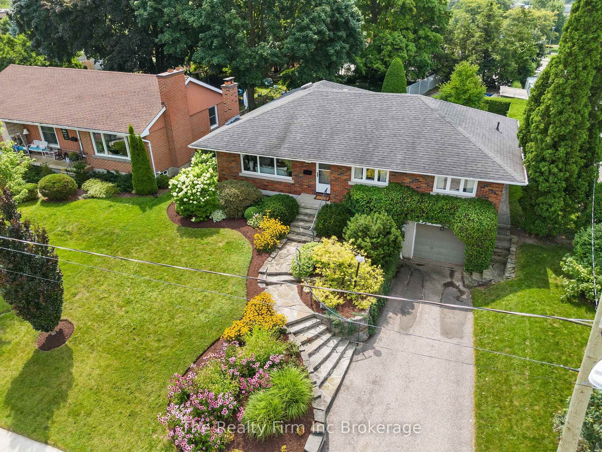 864 Cromwell Street photo 2