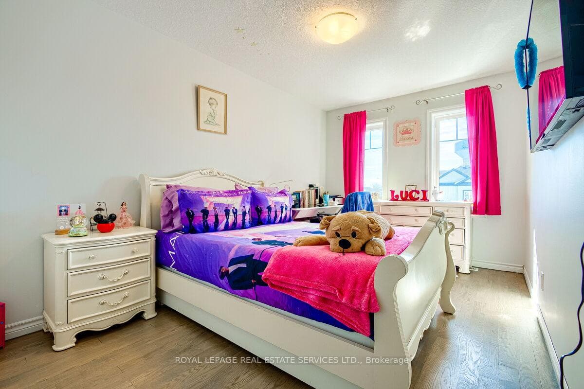 573 Forman Avenue photo 30