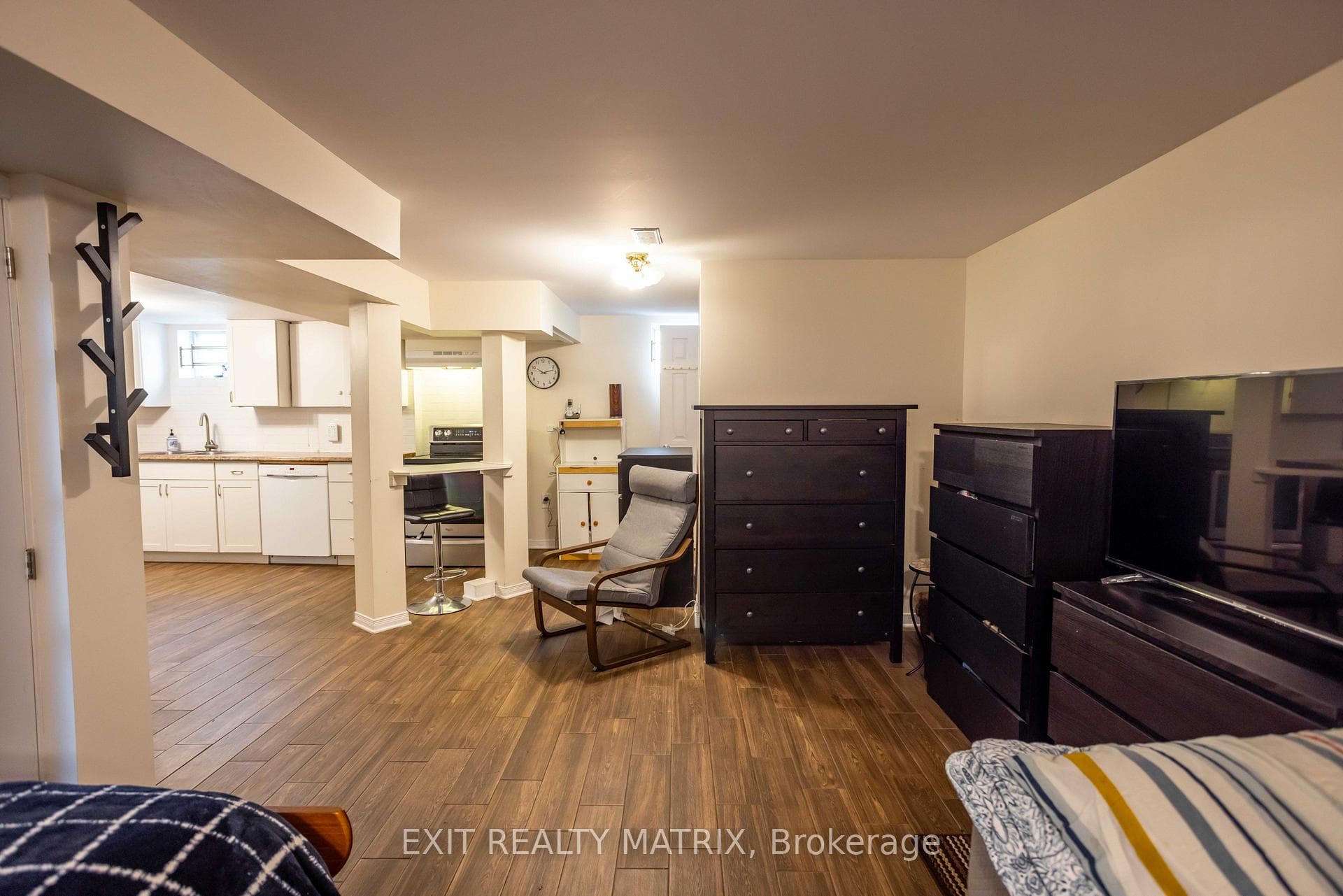 552 Dunbrack Street photo 32